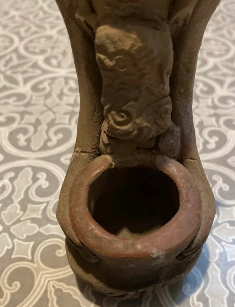 Sculpture artefact avec petit récipient précolombien aztèque en terre cuite