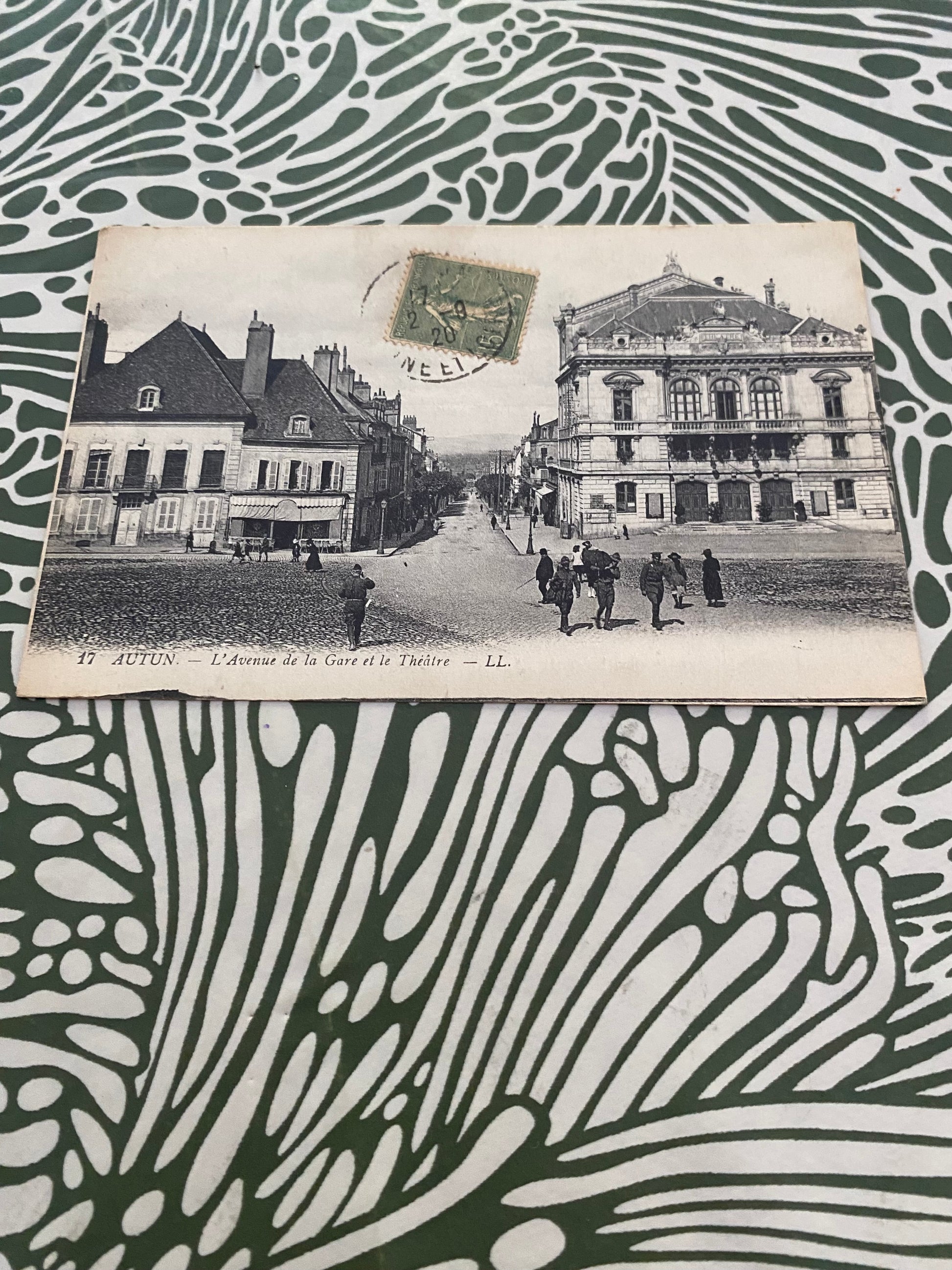 Carte postale ancienne Autun. Avenue de la gare et théâtre