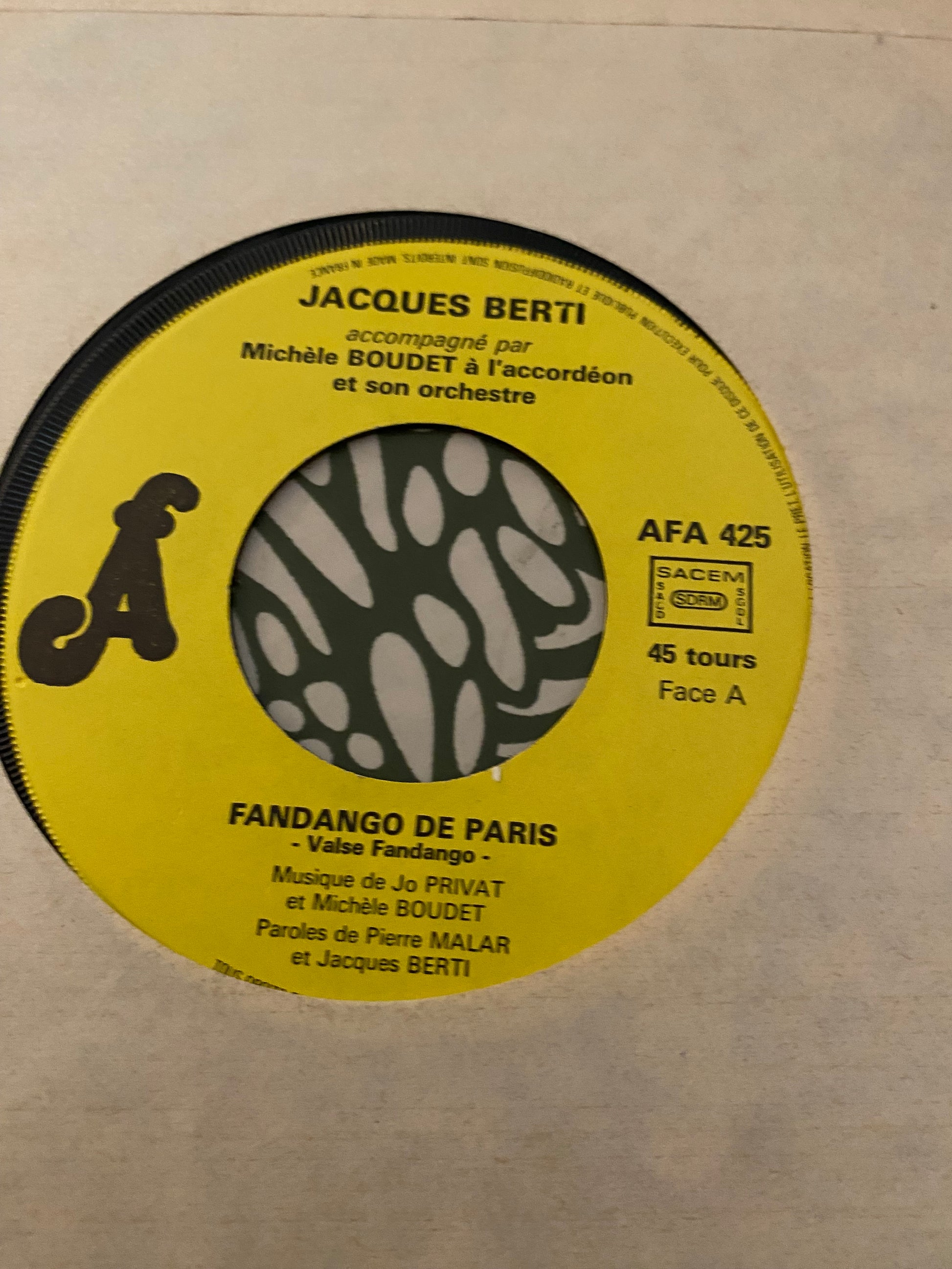 Disque vinyle 45 tours Jacques Berti accompagné par Michèle Boudet a l’accordéon et son orchestre