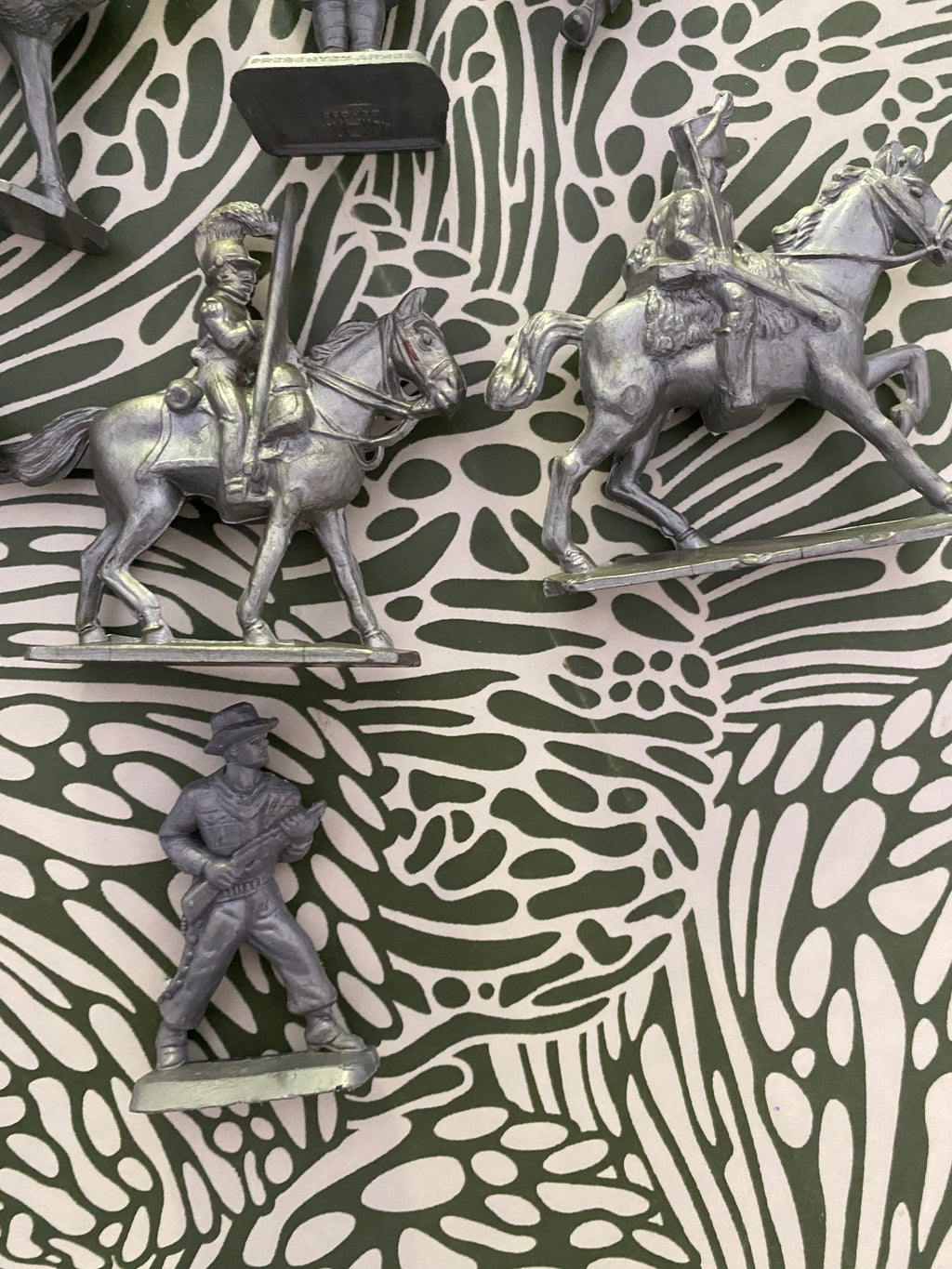 Figurines anciennes Mokarex Lot de 7. Manque queue d’un cheval