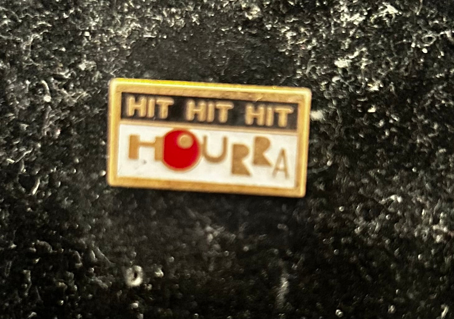 Pin’s ancien Hit Hit Hit Hourra