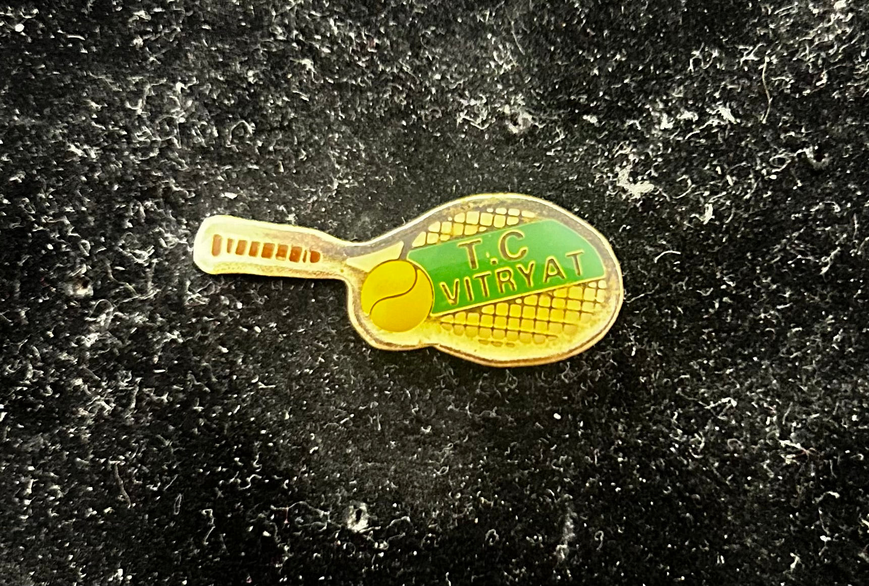 Pin’s ancien Tenis T. C Vitry AT