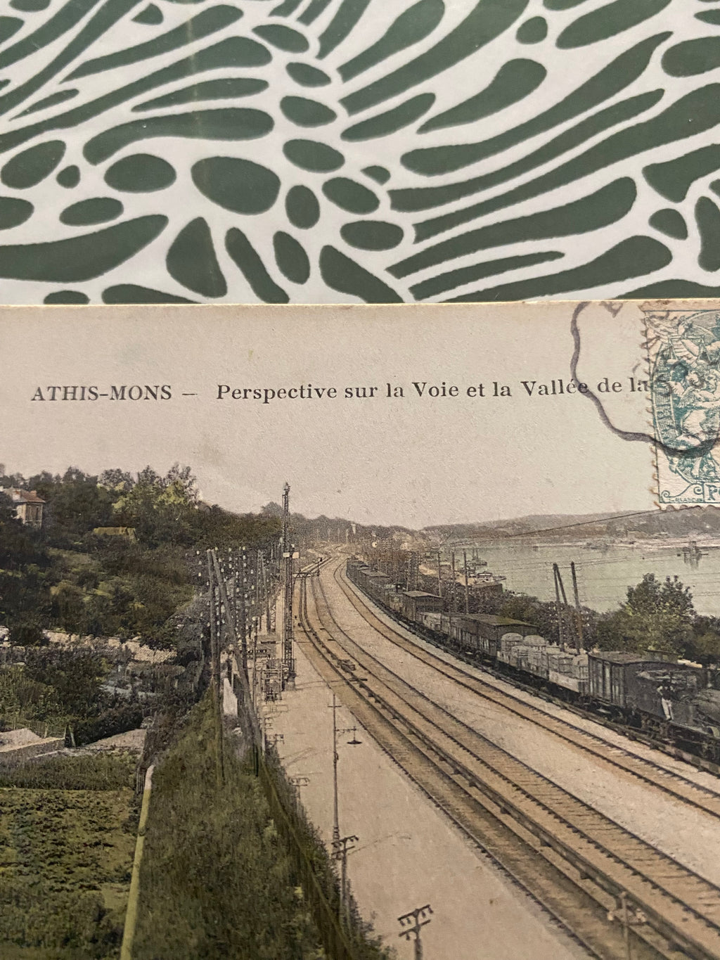 Carte postale ancienne Athis-Mons. Perspective sur la voie.