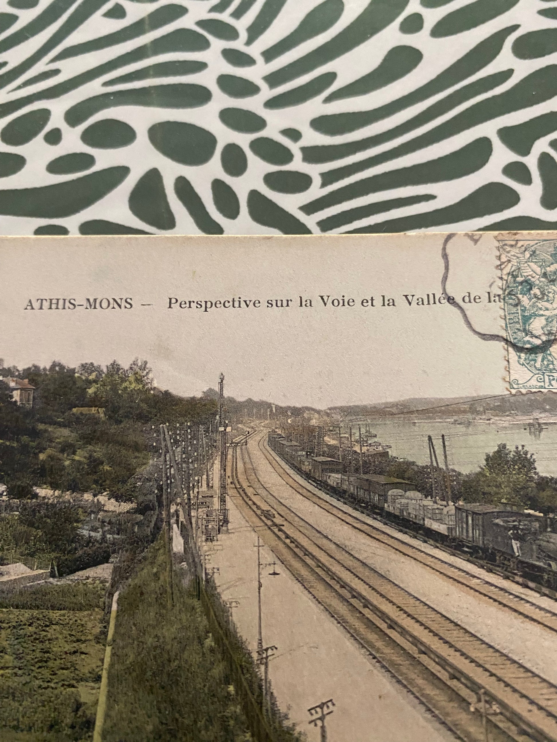 Carte postale ancienne Athis-Mons. Perspective sur la voie.