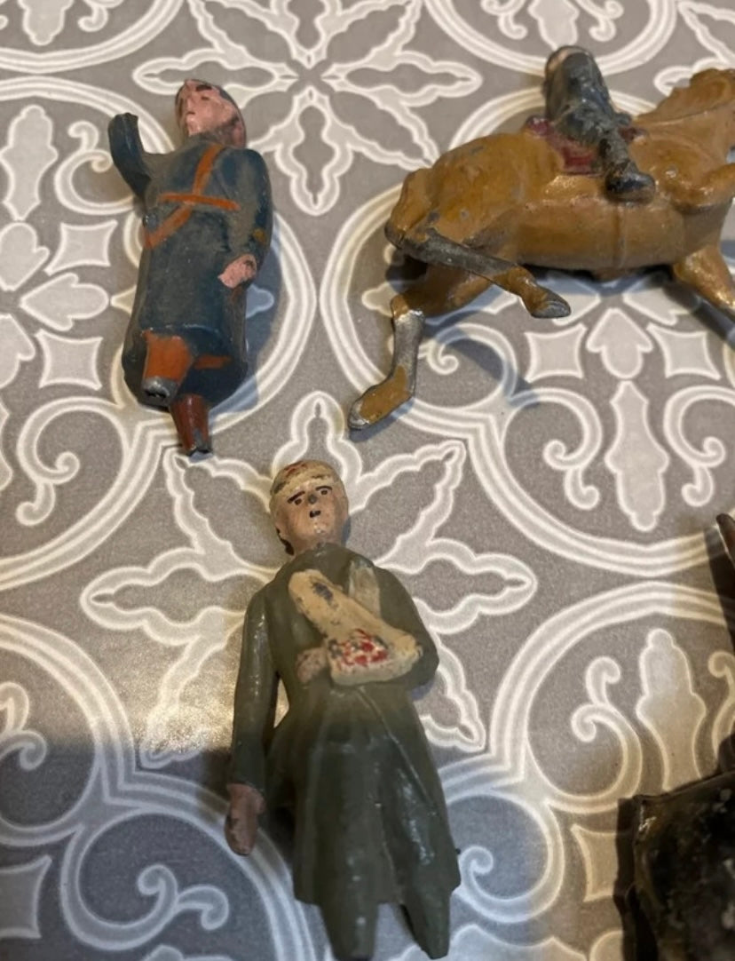 Figurines anciennes CBG Mignot Lot de 11 dans leurs jus. En métal