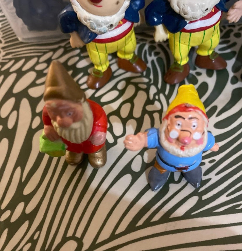 Figurines anciennes nains et autres Disney. Lot de 6