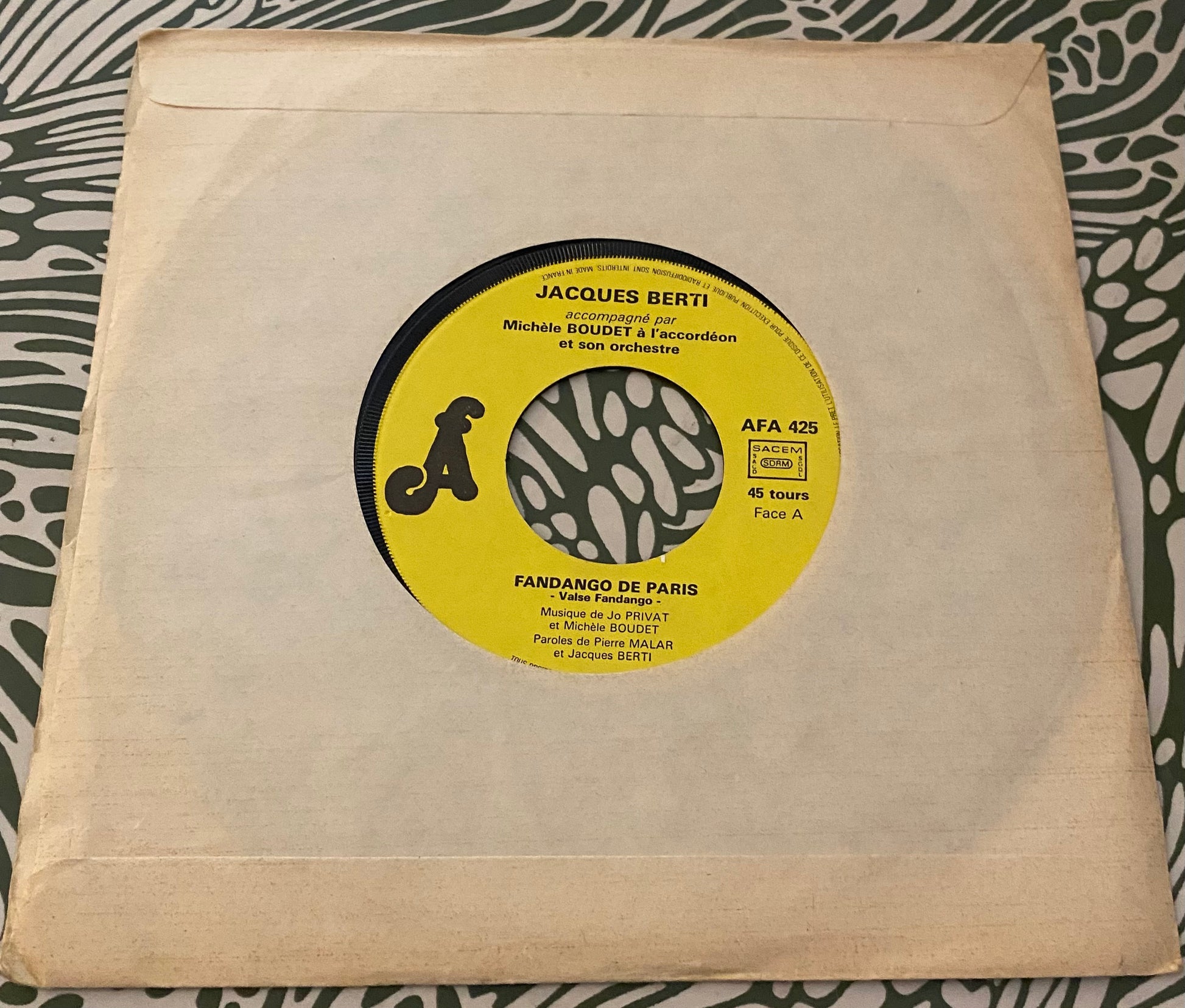 Disque vinyle 45 tours Jacques Berti accompagné par Michèle Boudet a l’accordéon et son orchestre