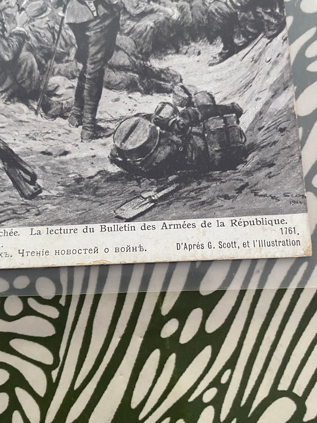 Carte postale ancienne. Dans la tranchée. La lecture du bulletin des armées de la république. Dans une pochette de protection