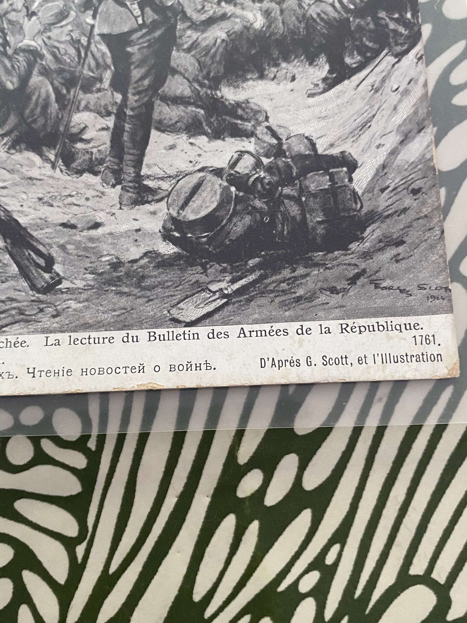Carte postale ancienne. Dans la tranchée. La lecture du bulletin des armées de la république. Dans une pochette de protection