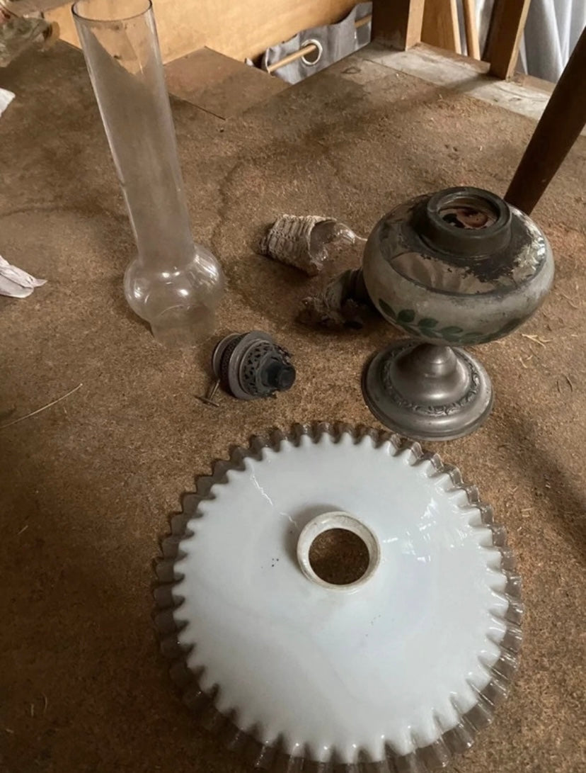 Lampe à pétrole ancienne verre et métal avec accessoires d’origines.