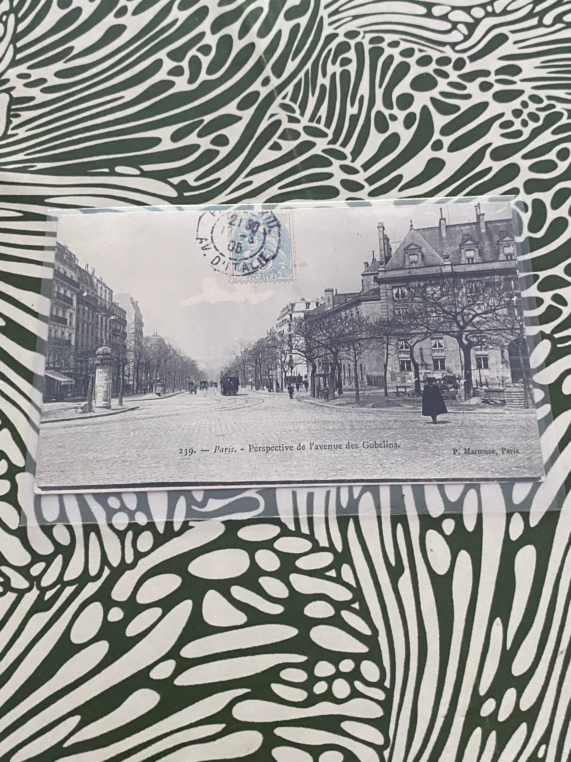 Carte postale ancienne. Paris. Perspective de l’avenue des Gobelins. Dans une pochette de protection