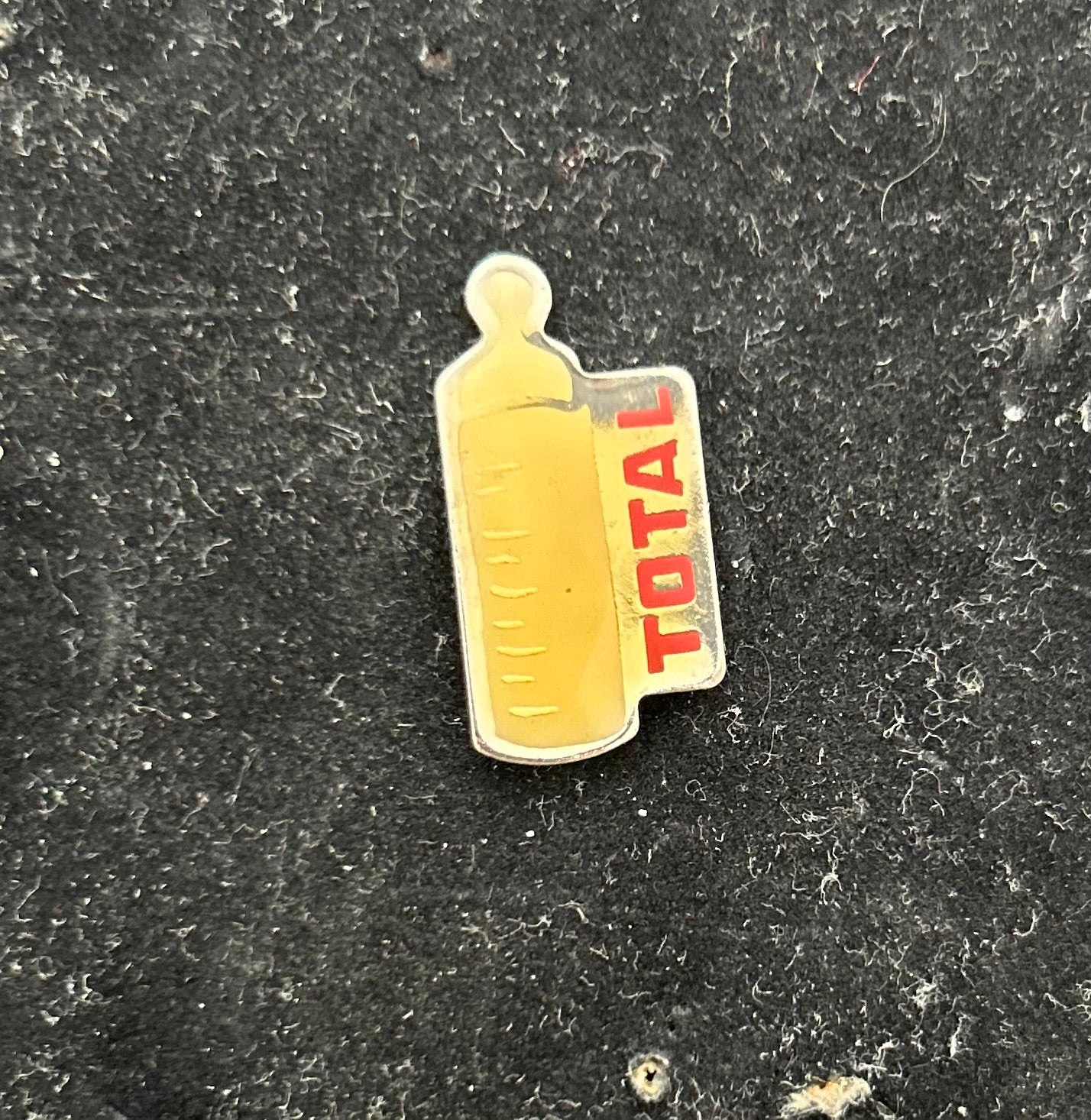 Pin’s ancien de collection Total niveau d’essence