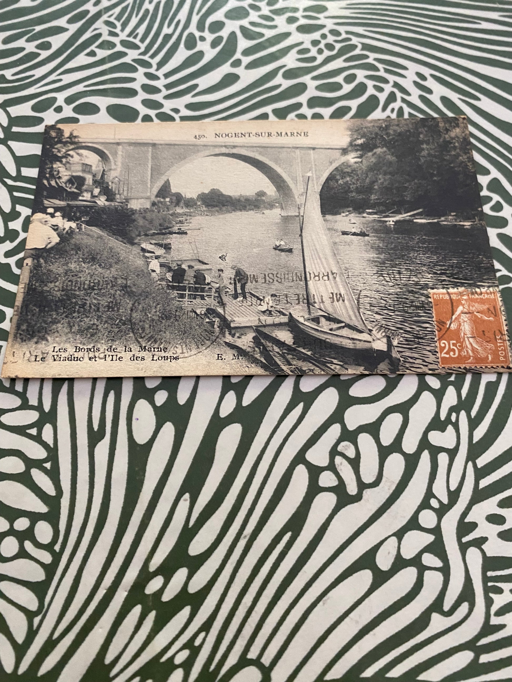 Carte postale ancienne. Nogent sur Marne. Les bords de la Marne. Le viaduc et l’île des loups