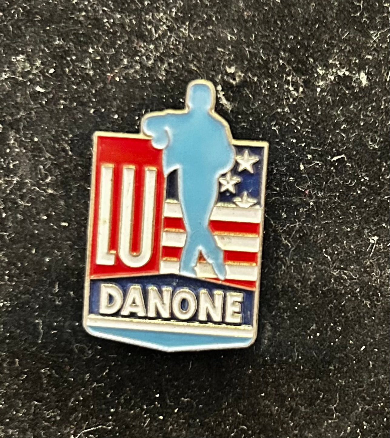 Pin’s ancien Danone. Lu.