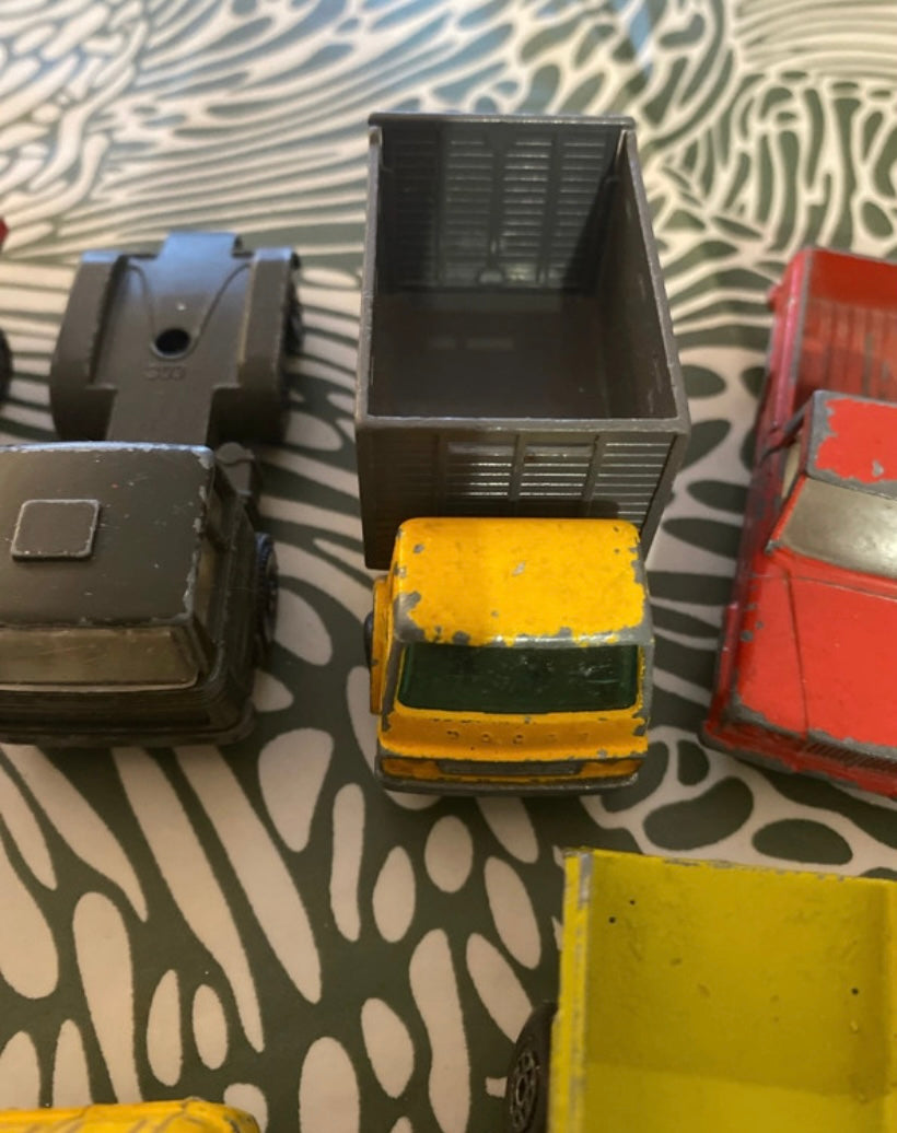 Voitures camions fourgons anciens. En métal plastique Lot de 6