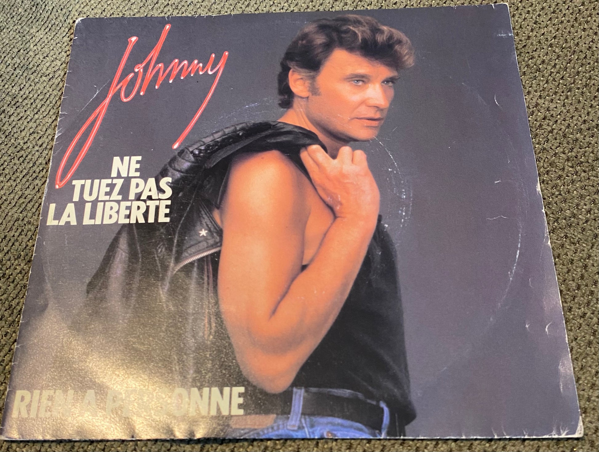Disque vinyle 45 tours Johnny Hallyday. Ne tuez pas la liberté
