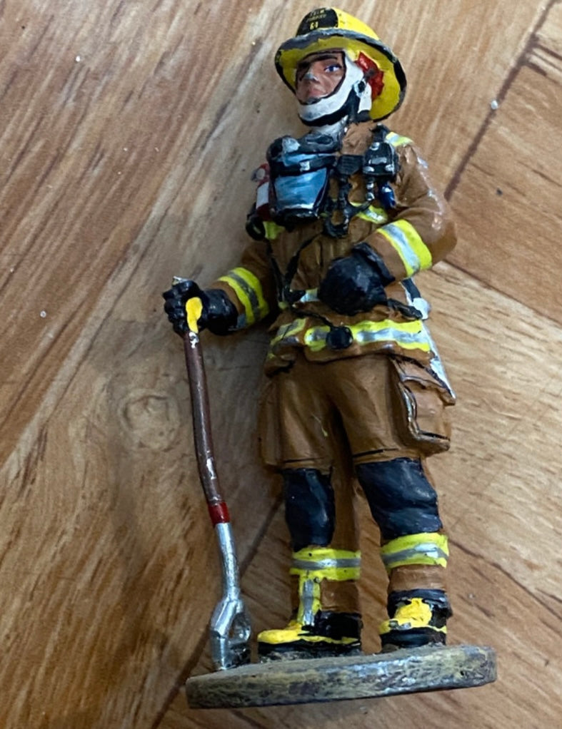 Figurine ancienne en plomb Delprado Pompier Montréal tenue de feu Canada