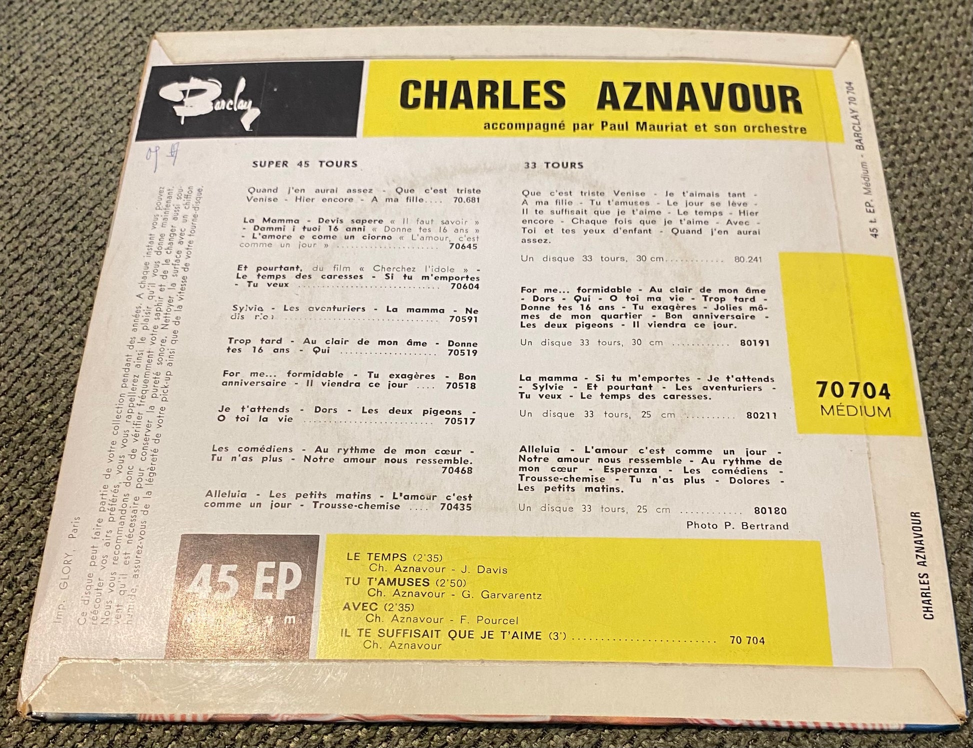 Disque vinyle 45 tours Charles Aznavour. Le temps