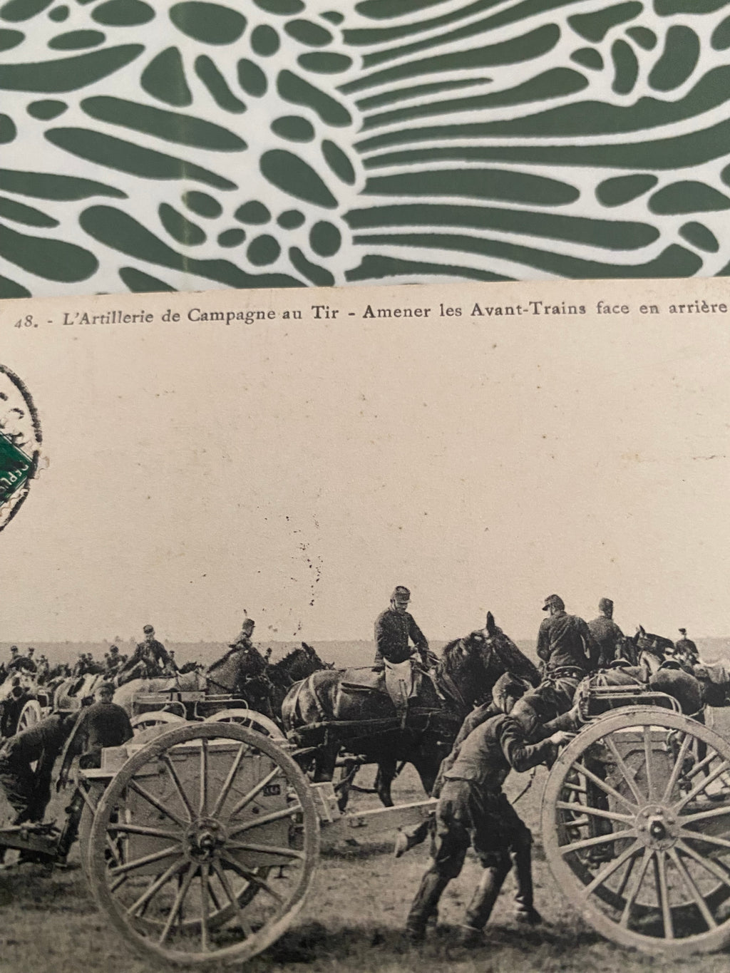 Carte postale L’Artillerie de Campagne au tir. Amener les avant-Trains face en arrière