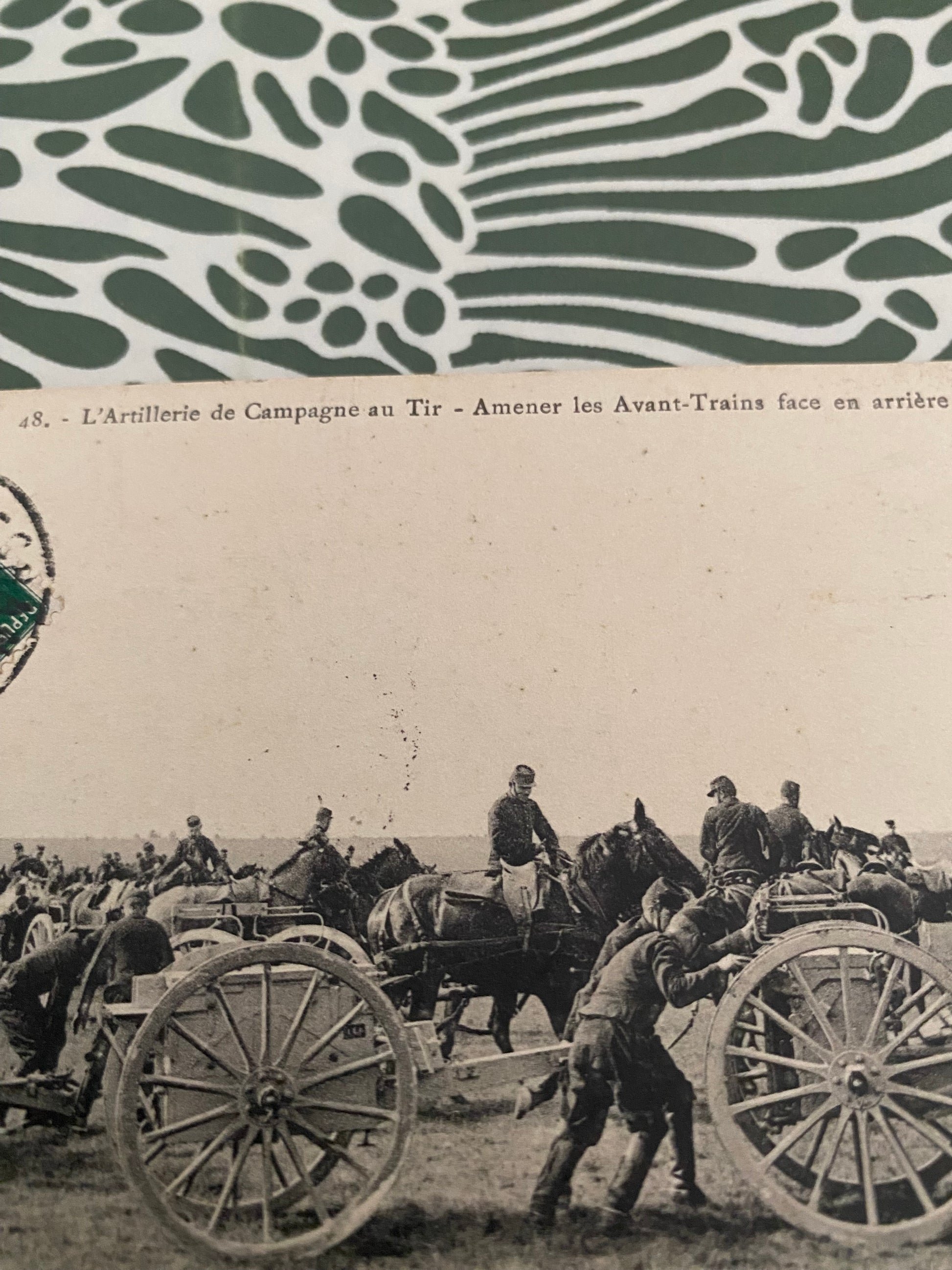 Carte postale L’Artillerie de Campagne au tir. Amener les avant-Trains face en arrière