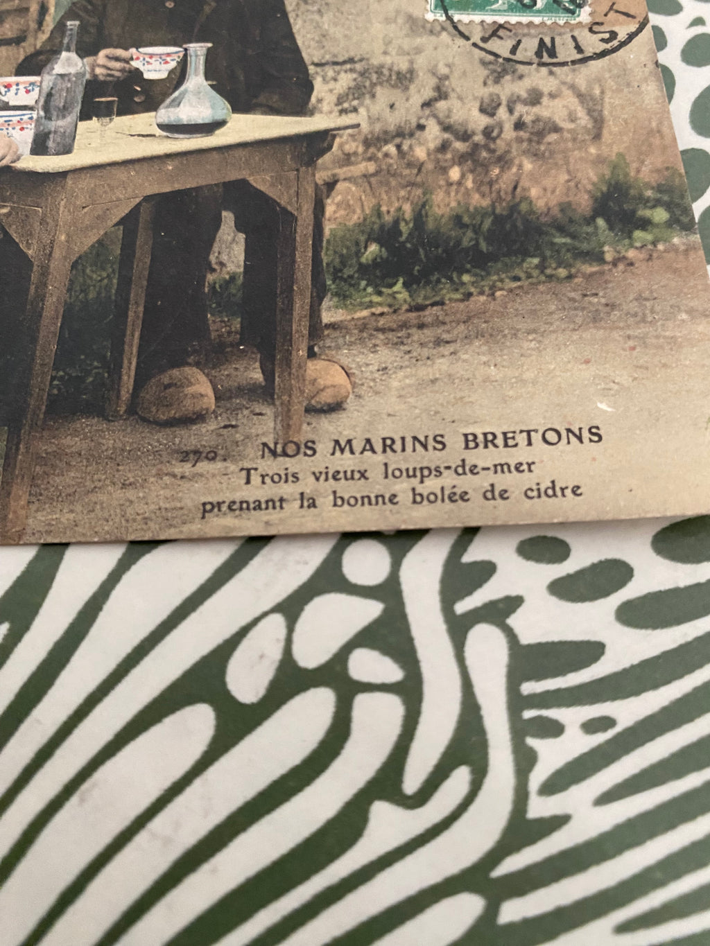 Carte postale ancienne Nos Marins Bretons. Trois vieux loups de mer prenant la bonne bolée de cidre
