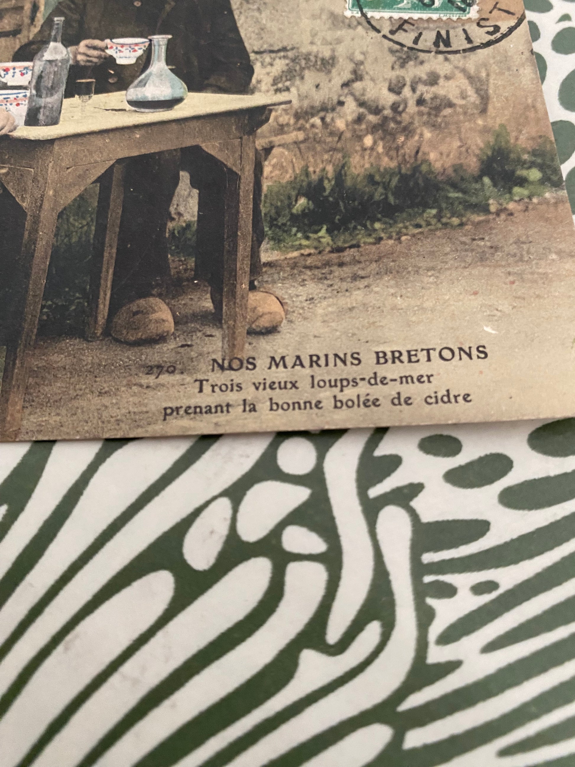Carte postale ancienne Nos Marins Bretons. Trois vieux loups de mer prenant la bonne bolée de cidre
