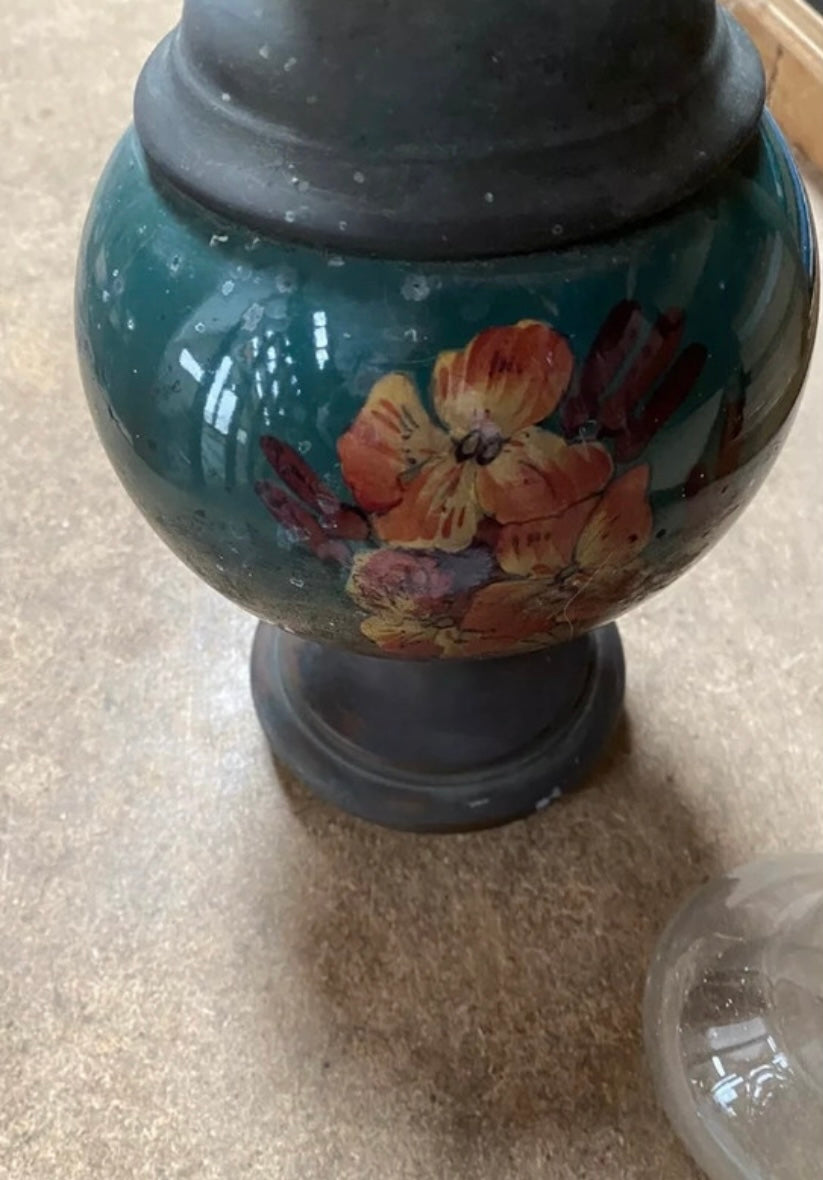 Lampe à pétrole ancienne Matador. Porcelaine cuivre avec accessoires