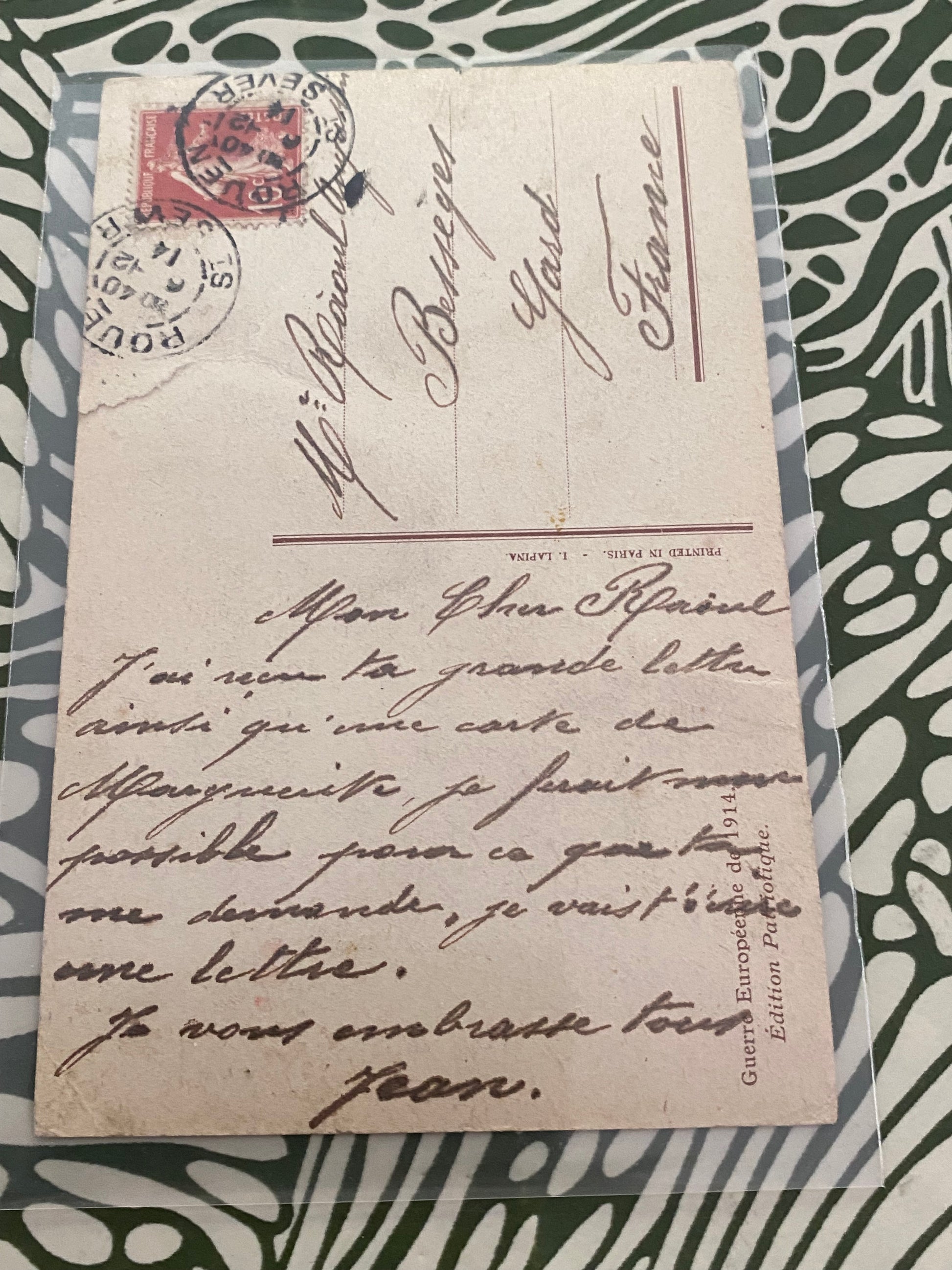 Carte postale ancienne. Dans la tranchée. La lecture du bulletin des armées de la république. Dans une pochette de protection