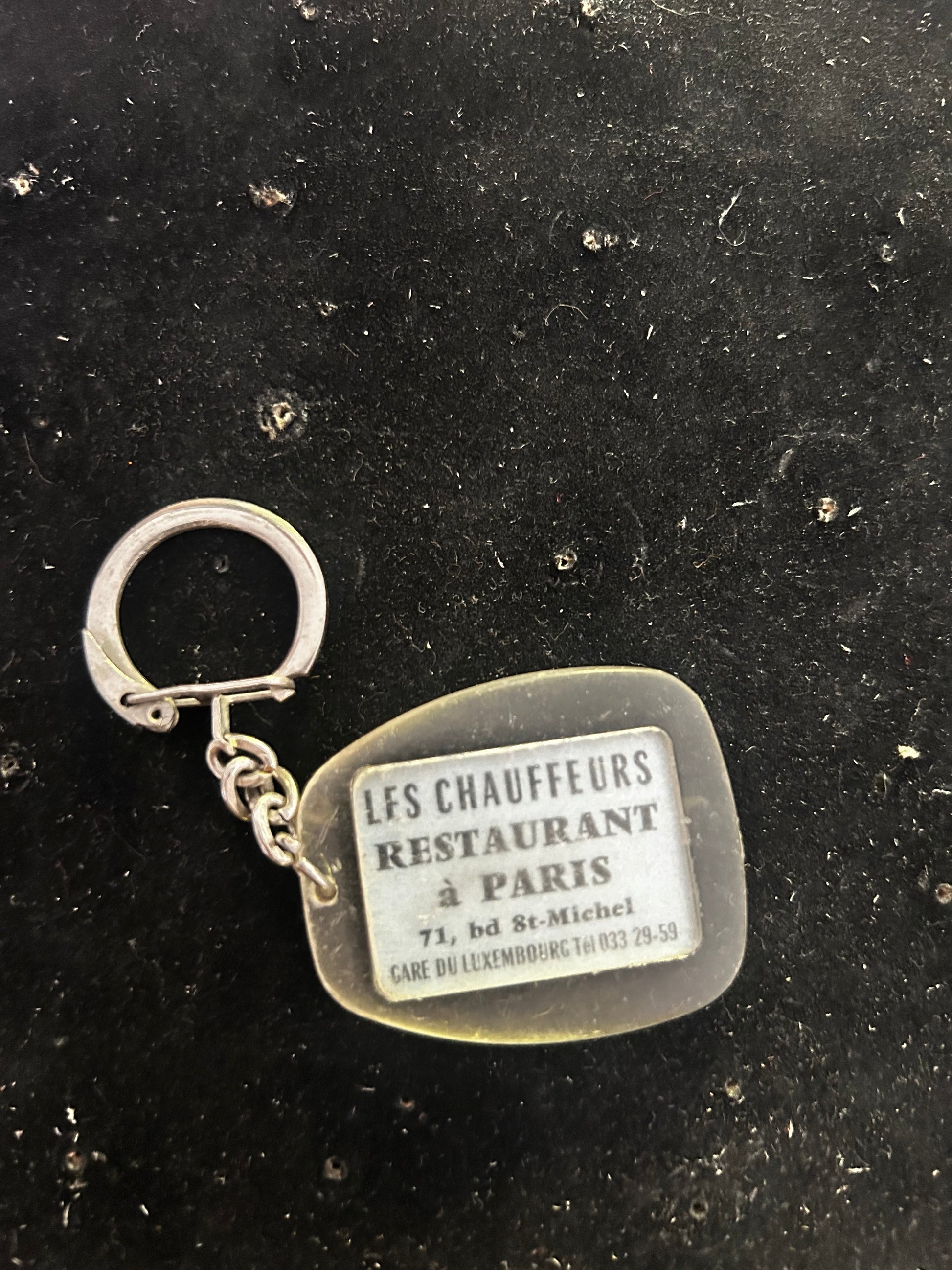Porte clefs ancien. Les chauffeurs Restaurant à Paris