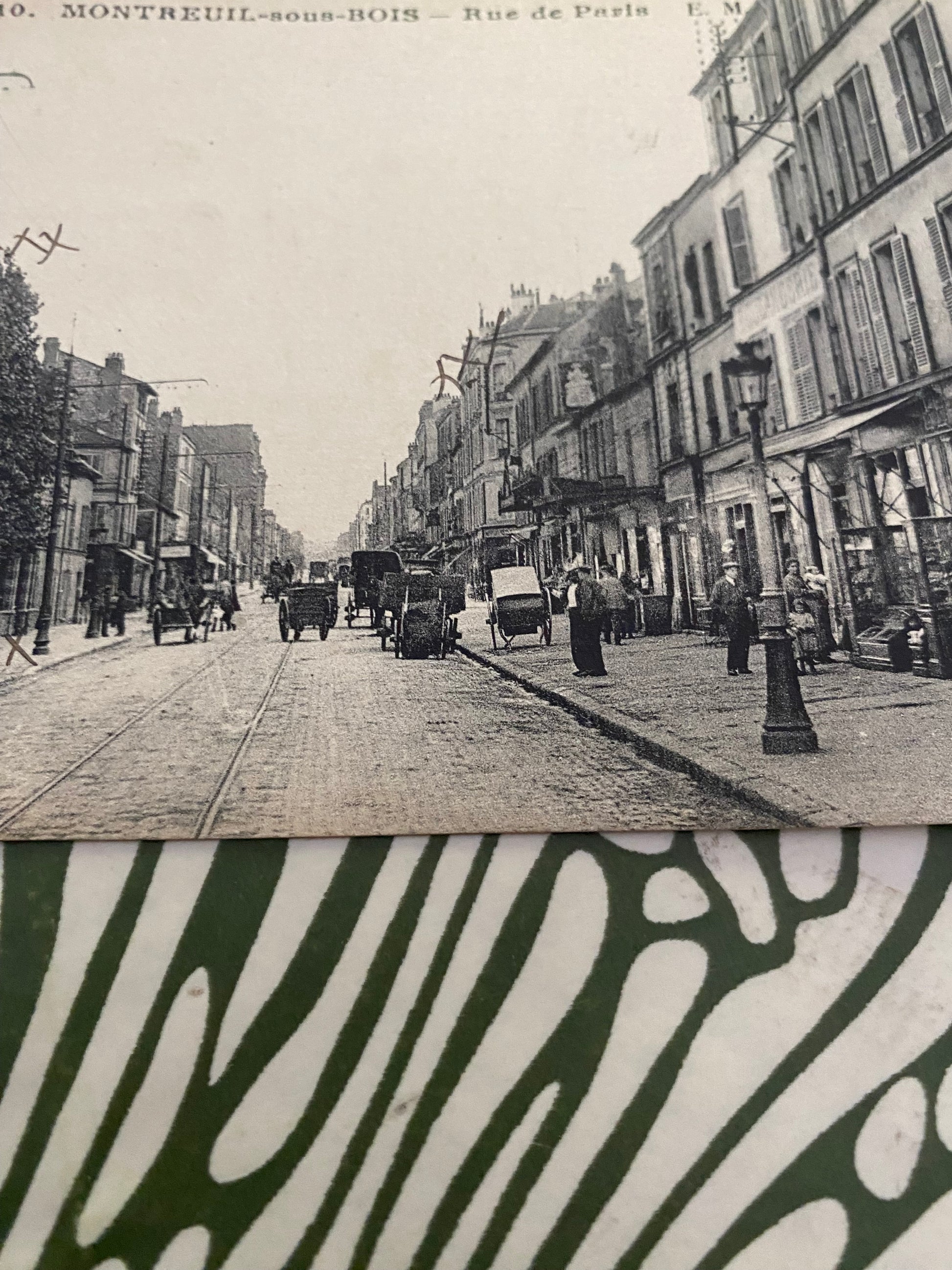 Carte postale Montreuil. Rue de Paris. 1923