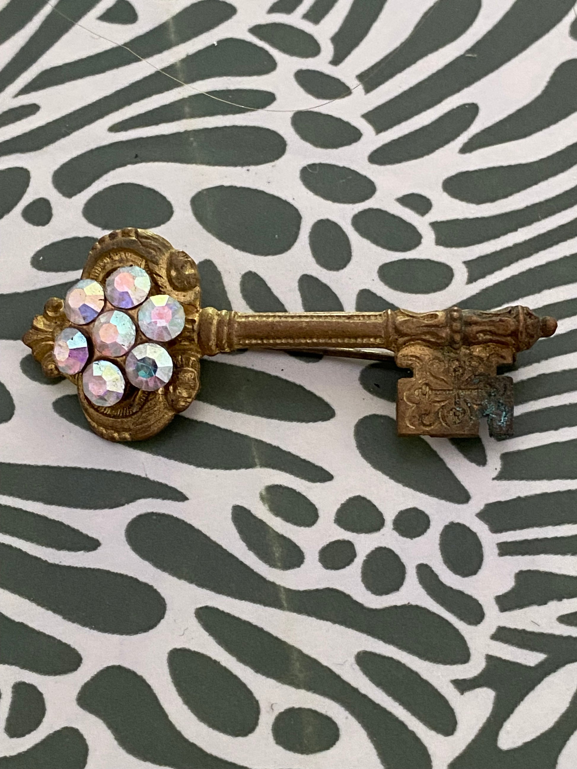 Broche ancienne en métal léger. Clef.
