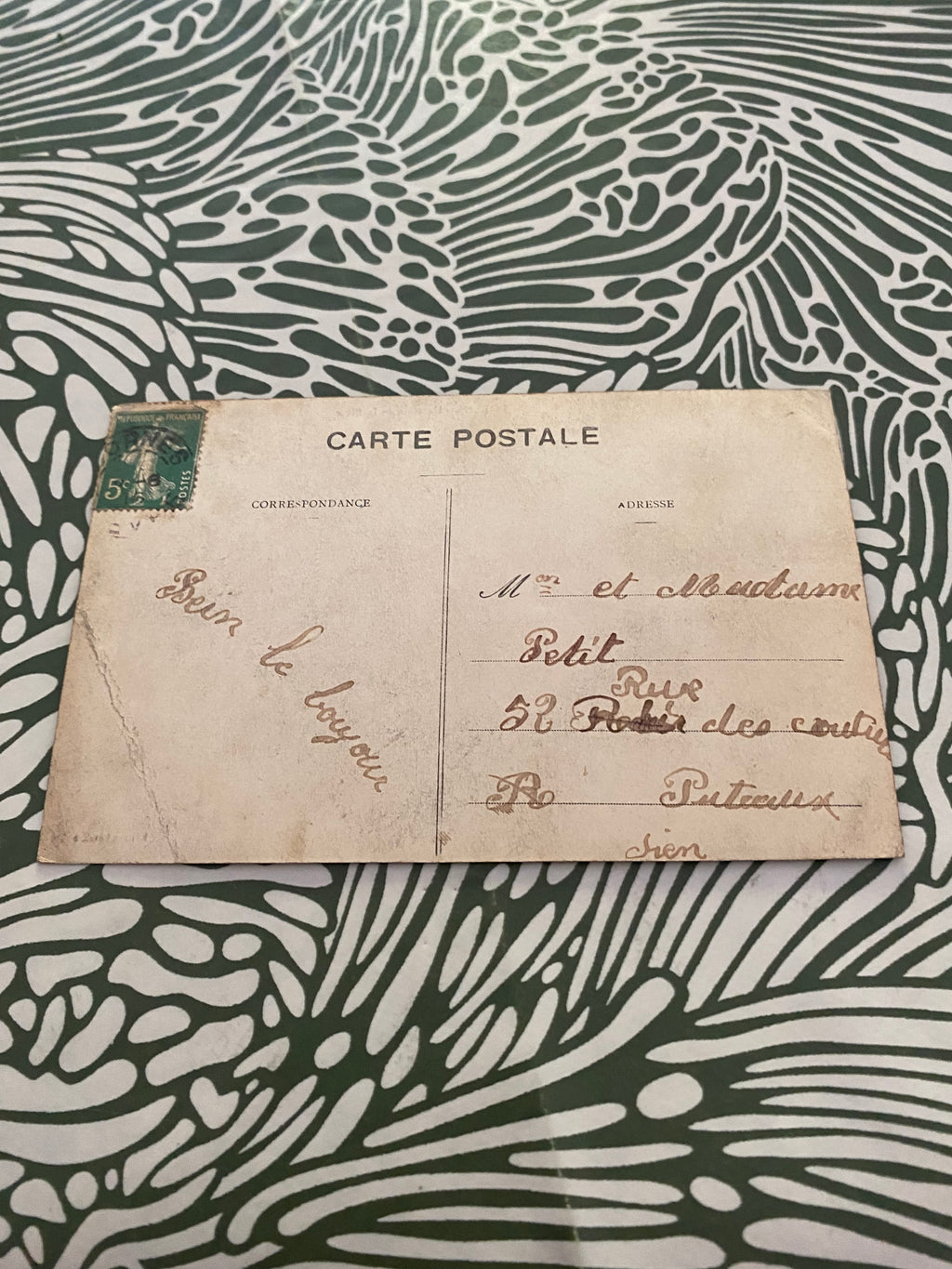 Carte postale ancienne Dornes. Un coin de la Place.