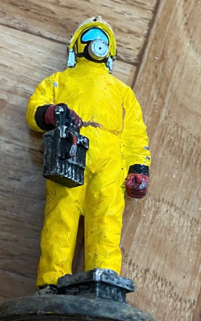 Figurine ancienne Delprado Pompier. Tenue de protection chimique Allemagne 1996