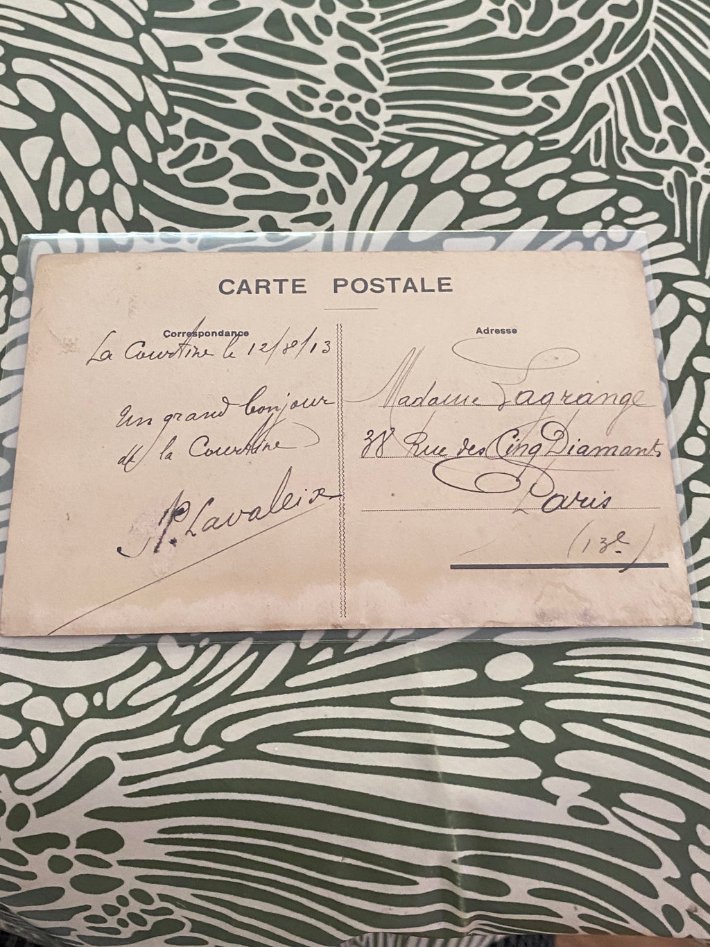 Carte postale ancienne. Les camp de la Courtine ( creuse ) un lavoir. Dans une poche de protection. 1913