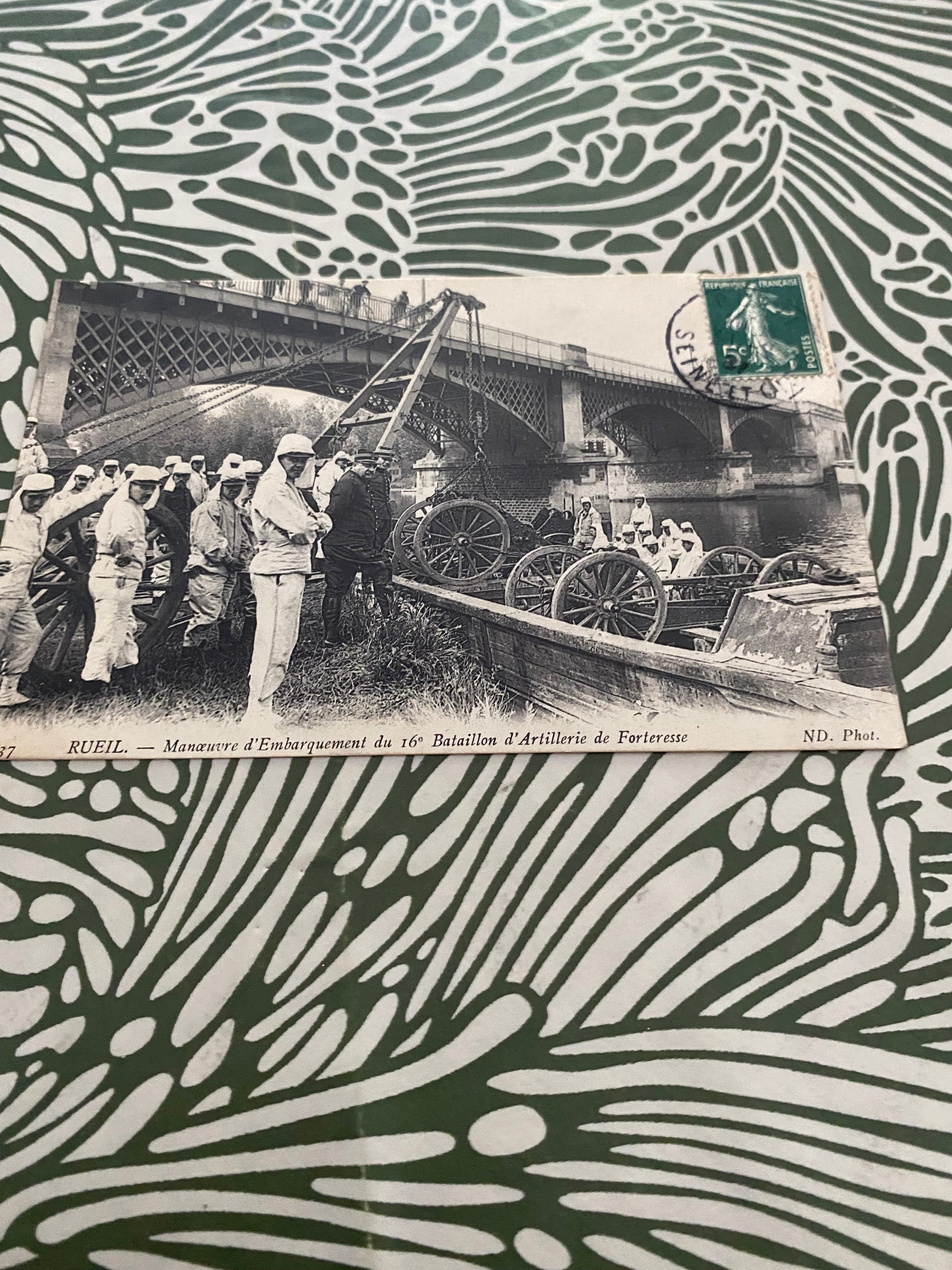 Carte postale ancienne Rueil. Manœuvre d’embarquement du 16ieme Bataillon d’Artillerie de Forteresse