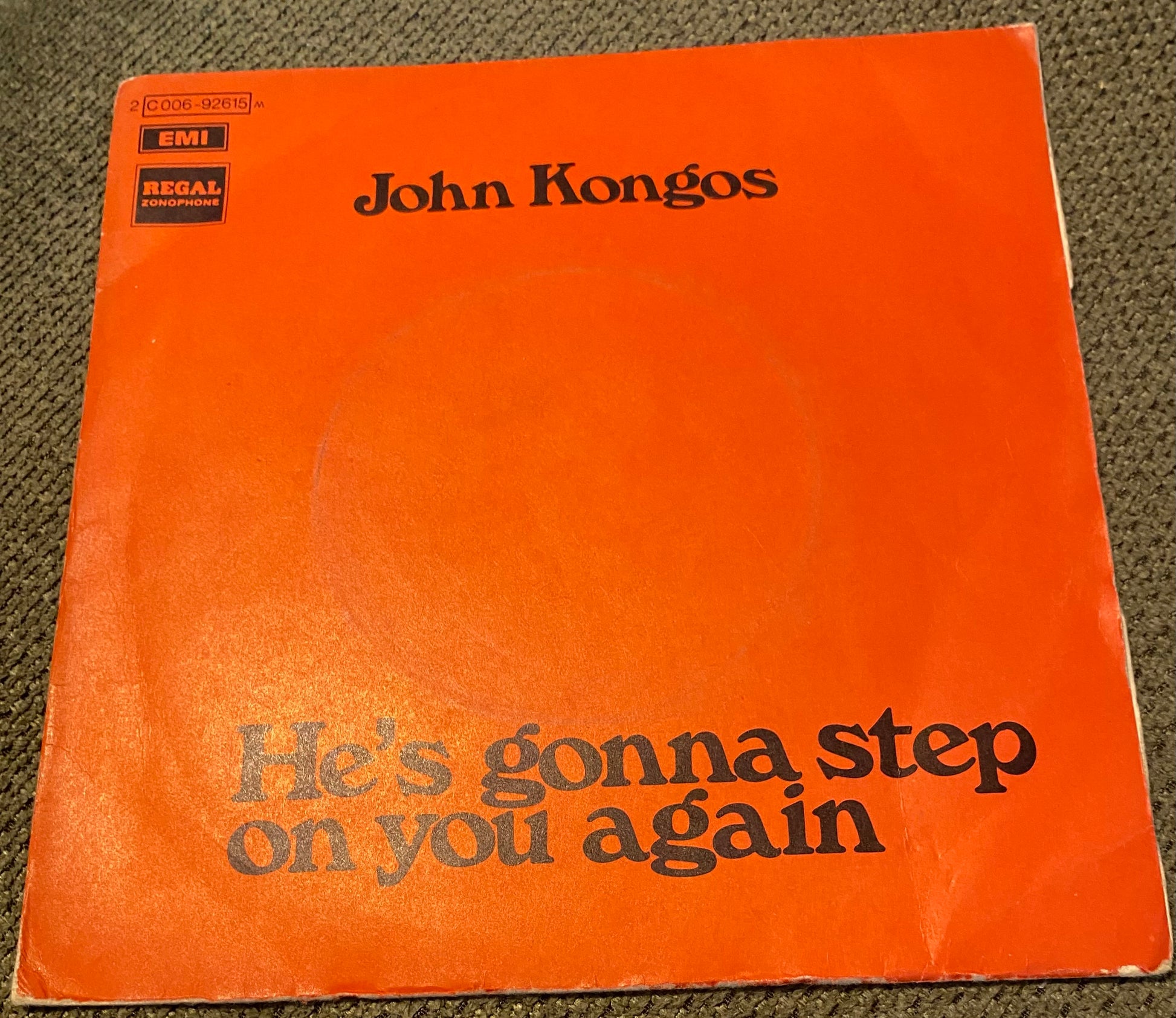 Disque vinyle 45 tours John Kongos. He ´s gonna step on your again