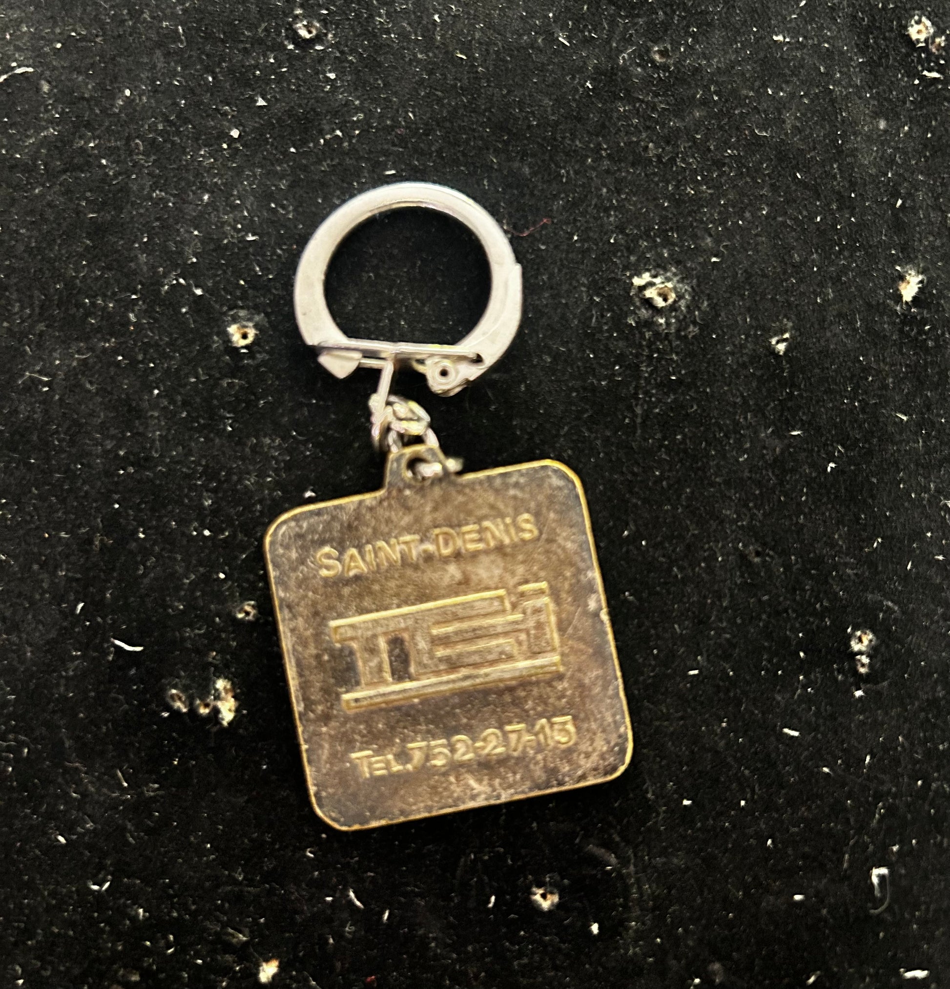 Porte clefs ancien en métal Saint Denis