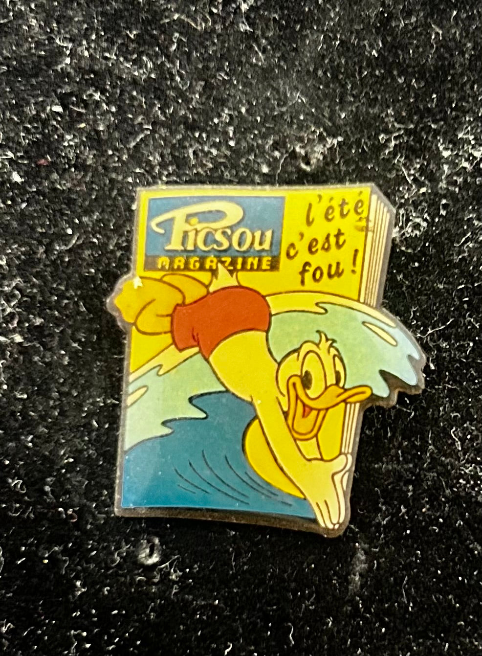 Pin’s vintage Picsou magazine. L’été c’est fou.