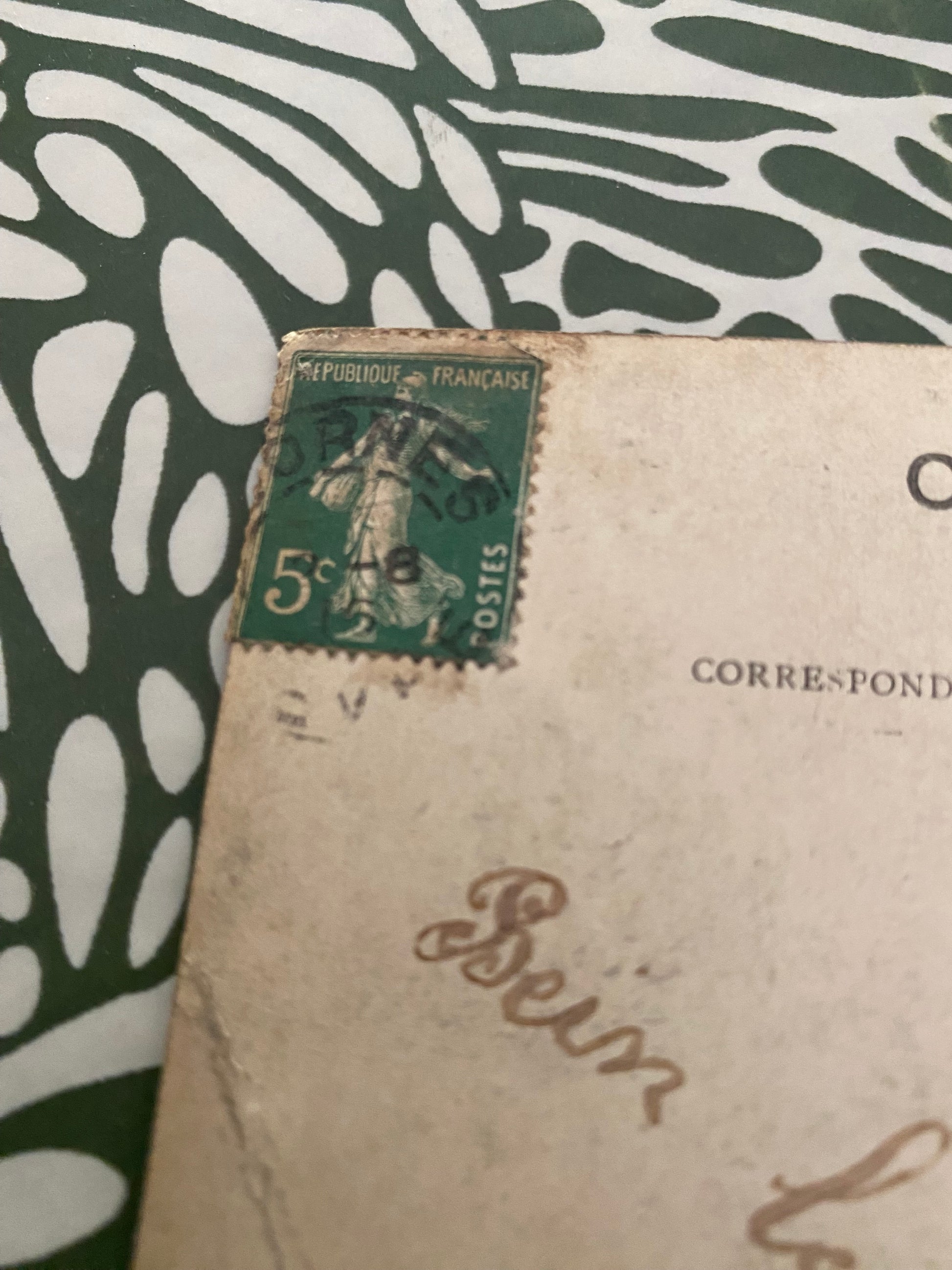 Carte postale ancienne Dornes. Un coin de la Place.