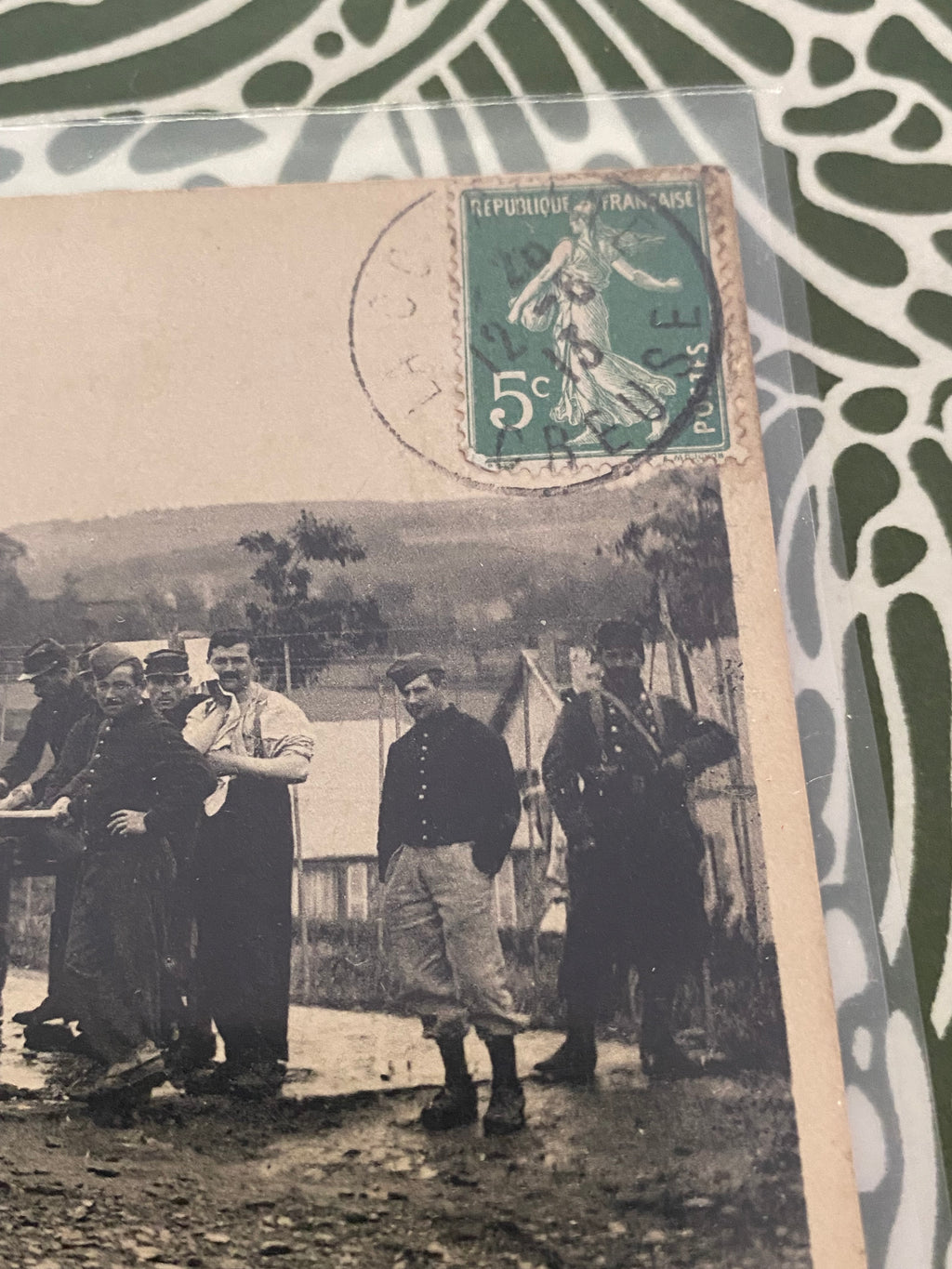 Carte postale ancienne. Les camp de la Courtine ( creuse ) un lavoir. Dans une poche de protection. 1913