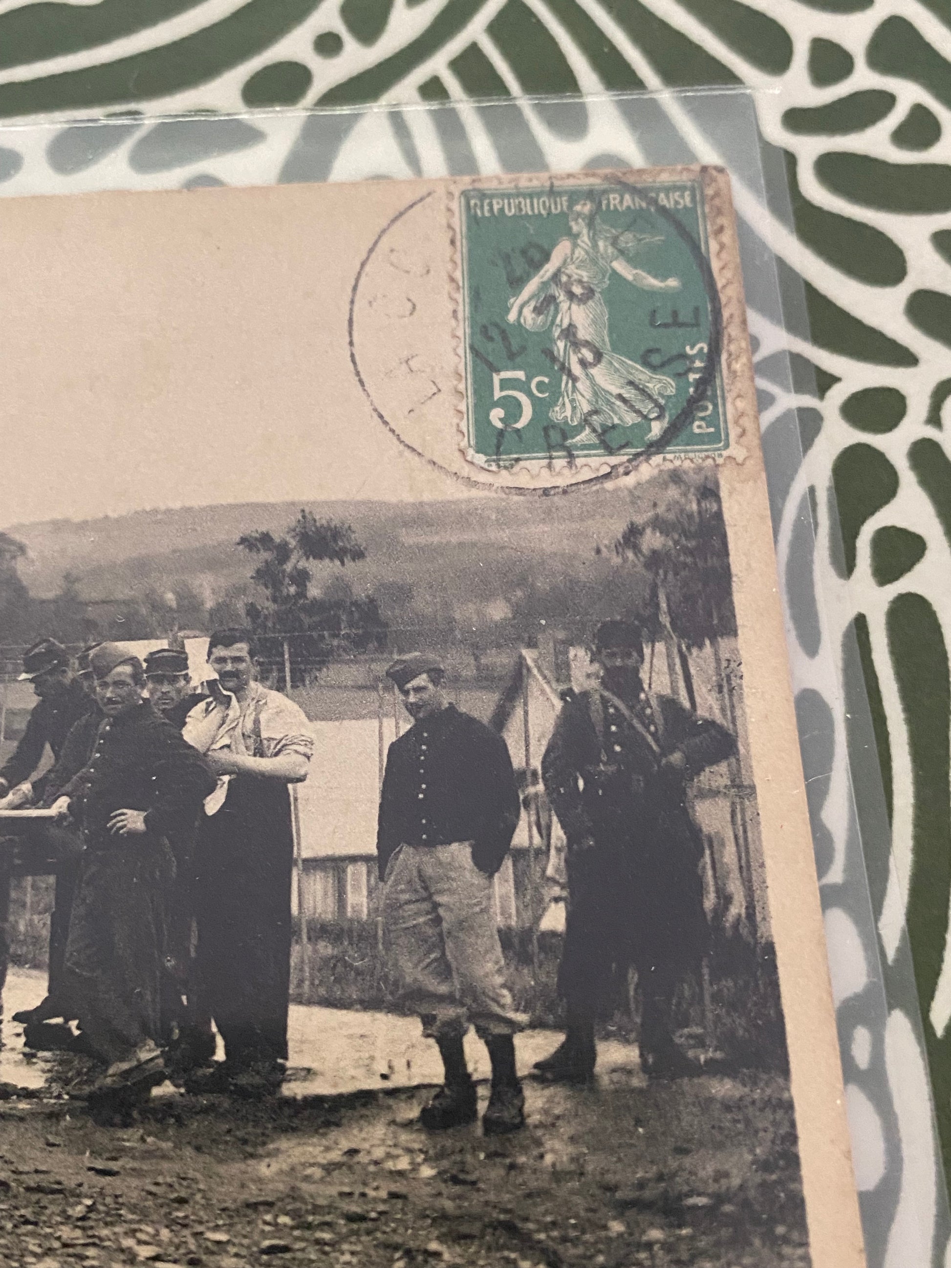 Carte postale ancienne. Les camp de la Courtine ( creuse ) un lavoir. Dans une poche de protection. 1913