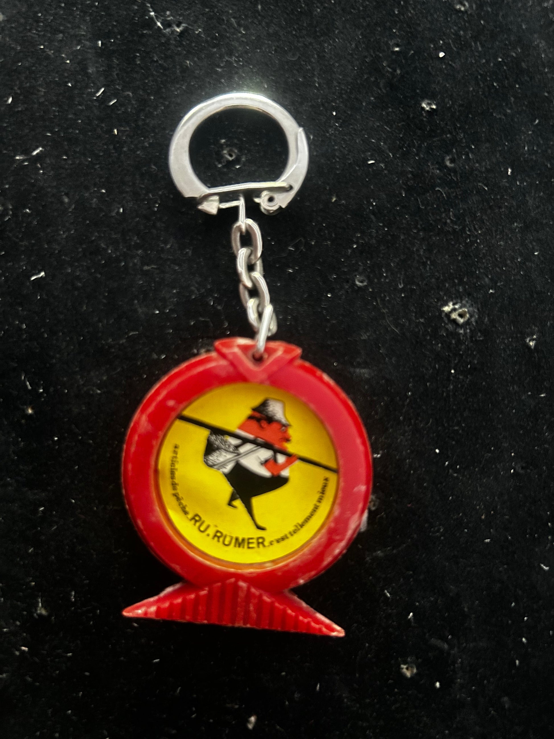 Porte clefs Café Jean Bart Monnier. Personnage représentant un pêcheur