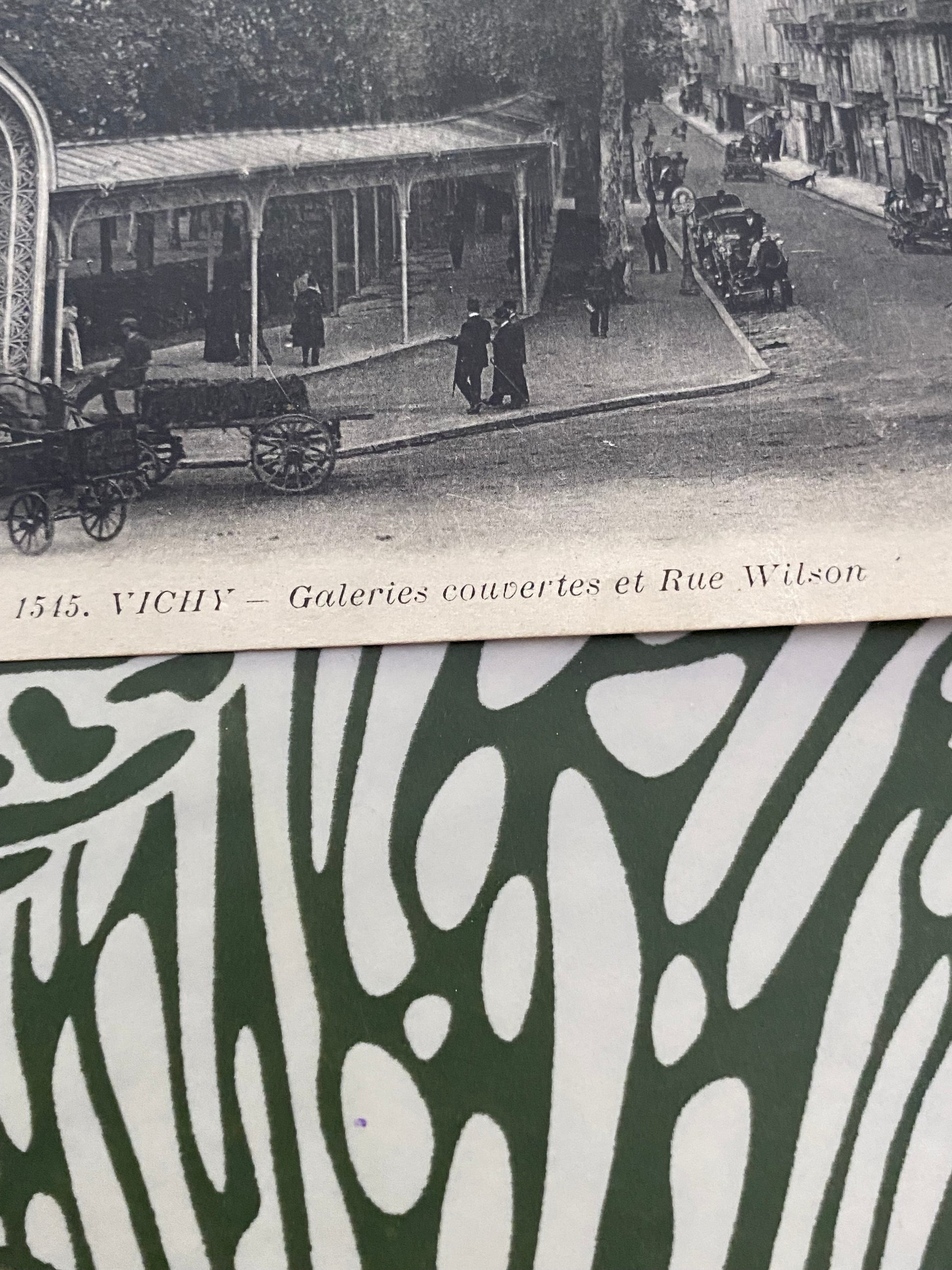 Carte postale ancienne Vichy. Galeries couvertes et rue Wilson