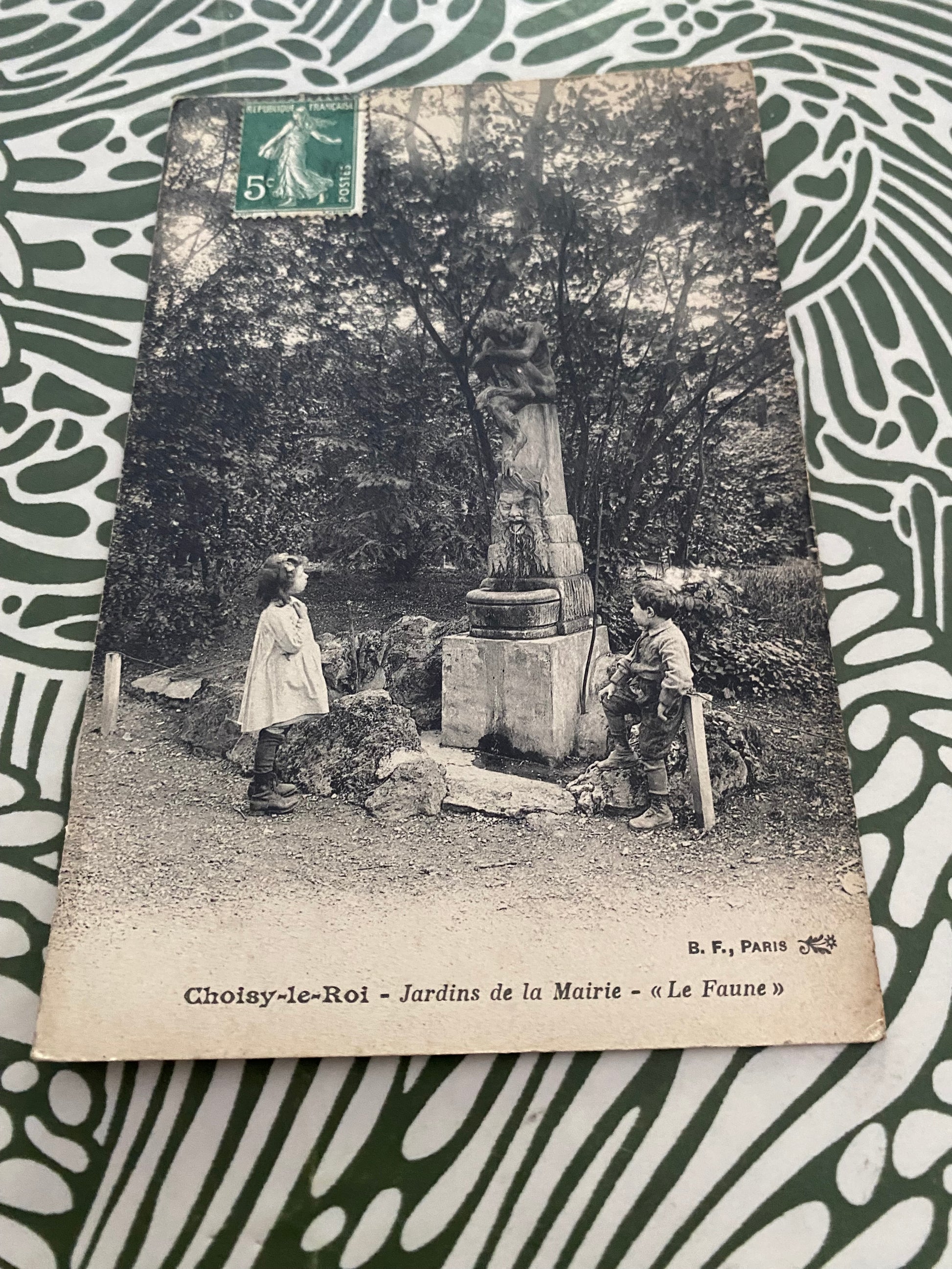 Carte postale ancienne Choisy-le-Roi. Jardin de la mairie