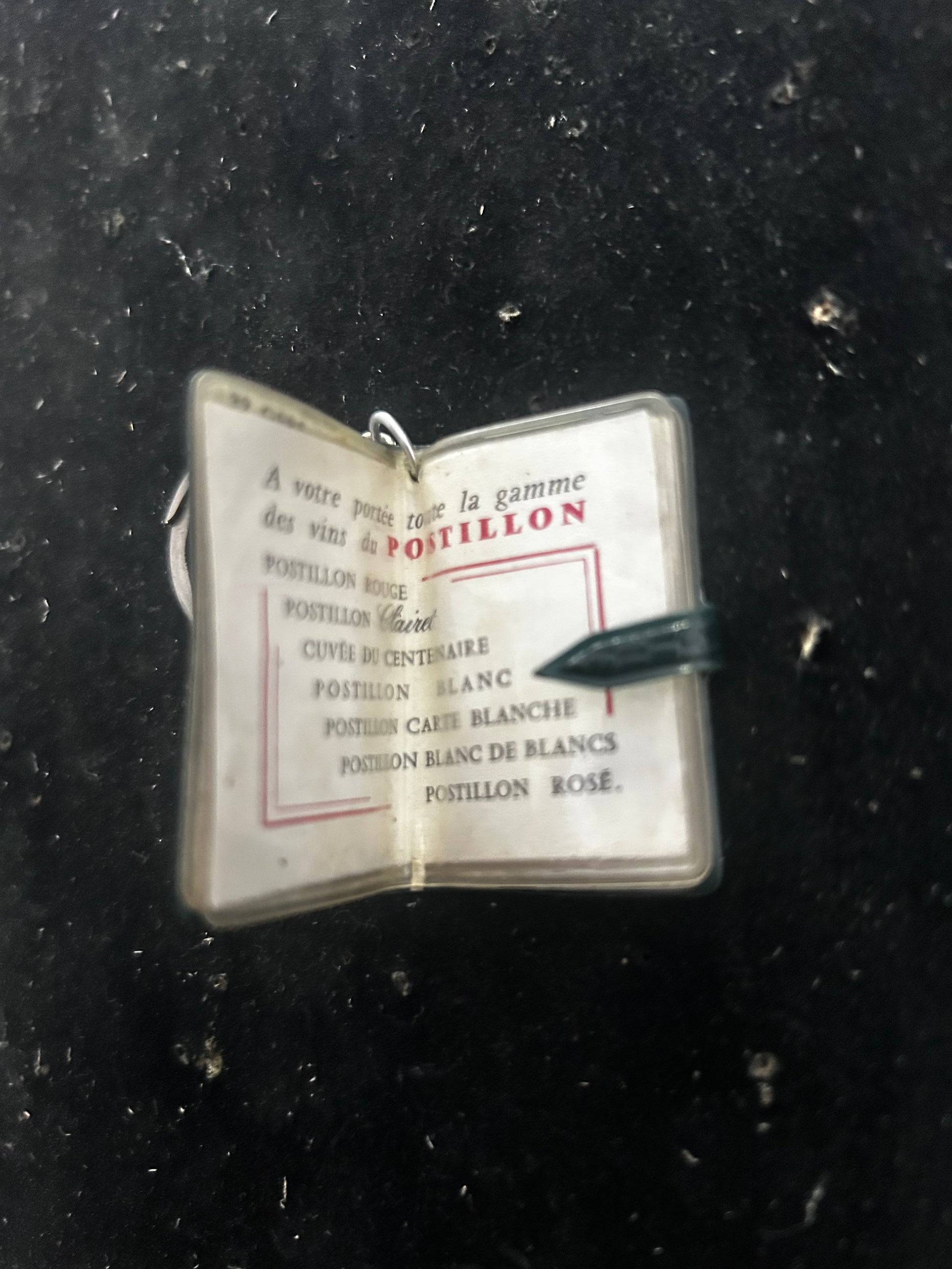 Porte clefs ancien. A votre portée toute la gamme des vins Postillon