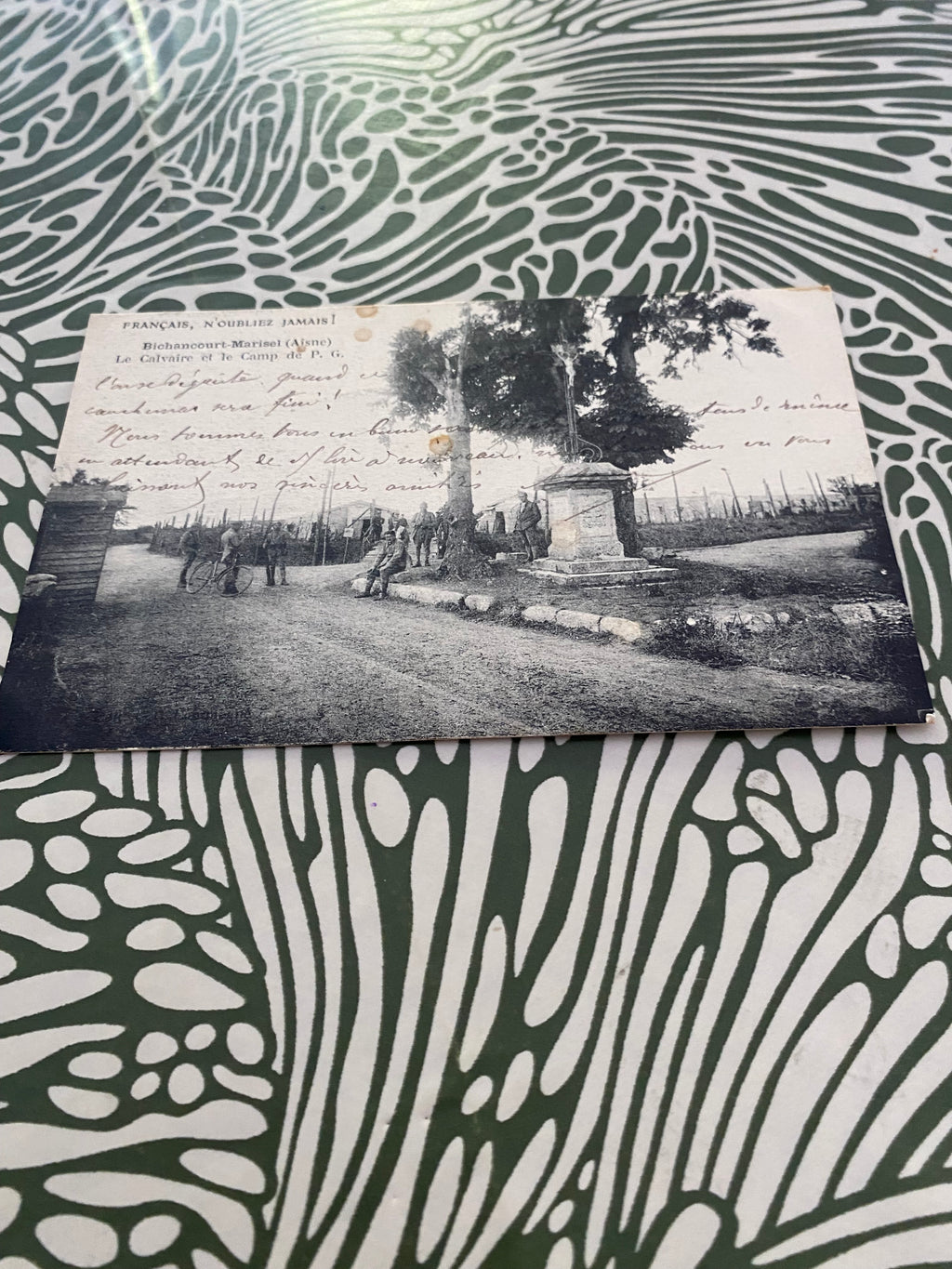 Carte postales ancienne Bichancourt-Marisel Le calvaire et le camp de P. G. Français n’oubliez jamais