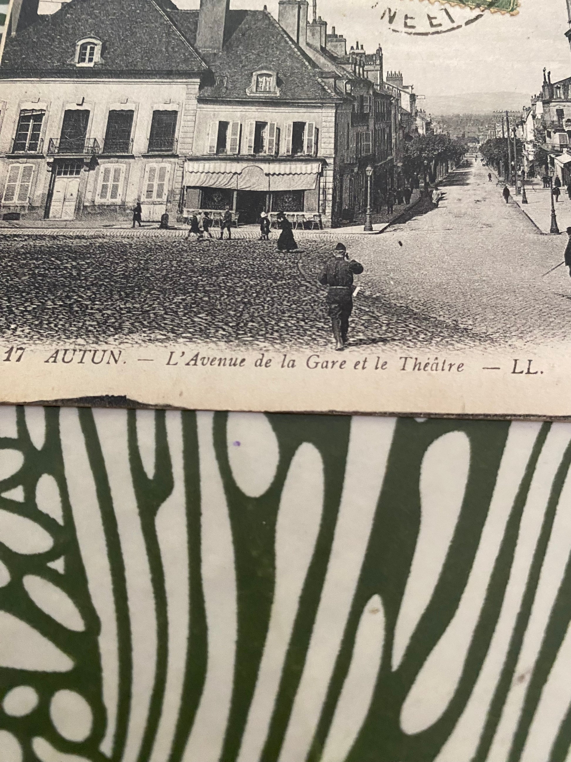 Carte postale ancienne Autun. Avenue de la gare et théâtre