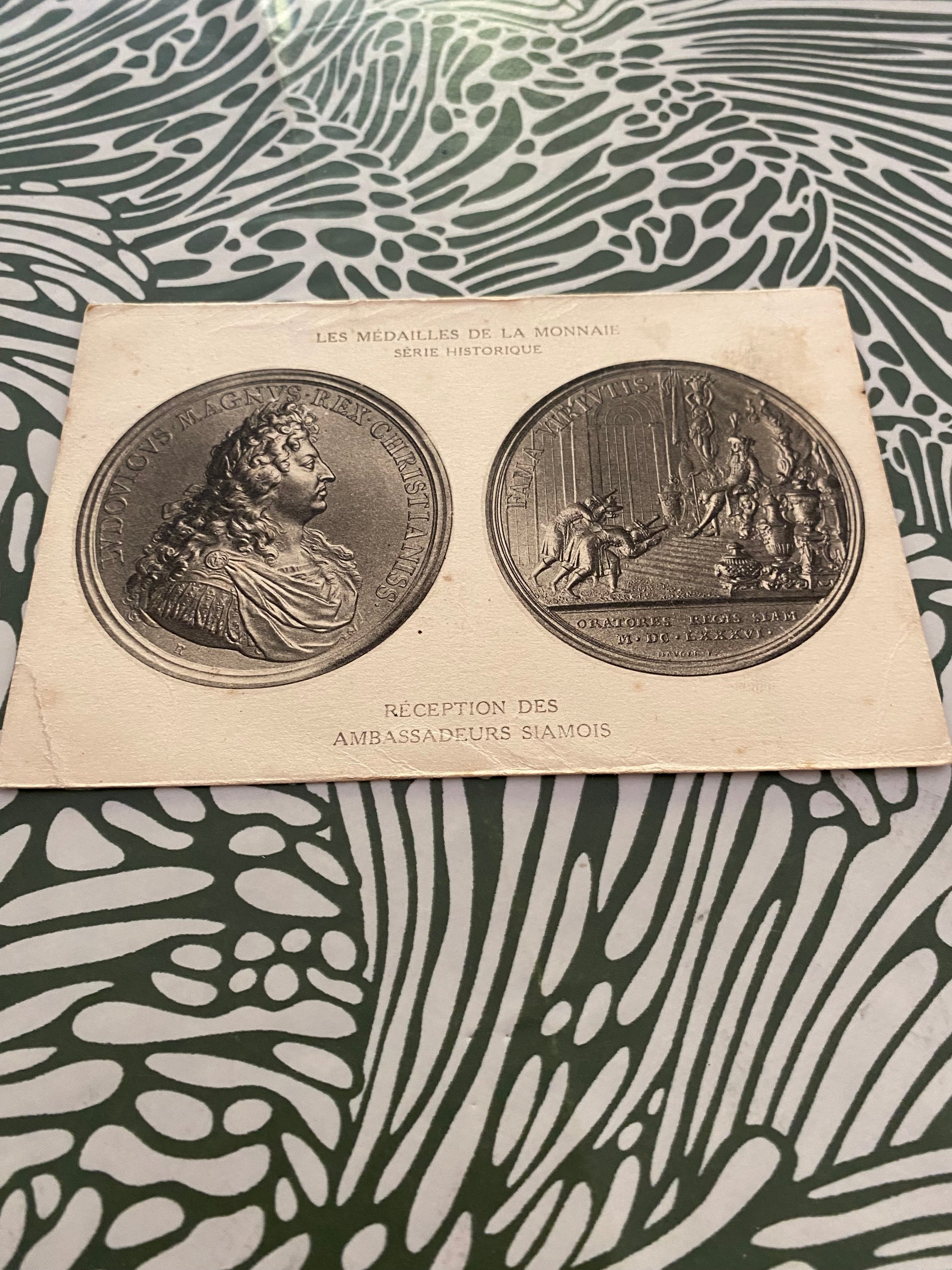 Carte postale ancienne. Les médailles de la monnaie. Série historique. Réception des ambassadeurs Siamois