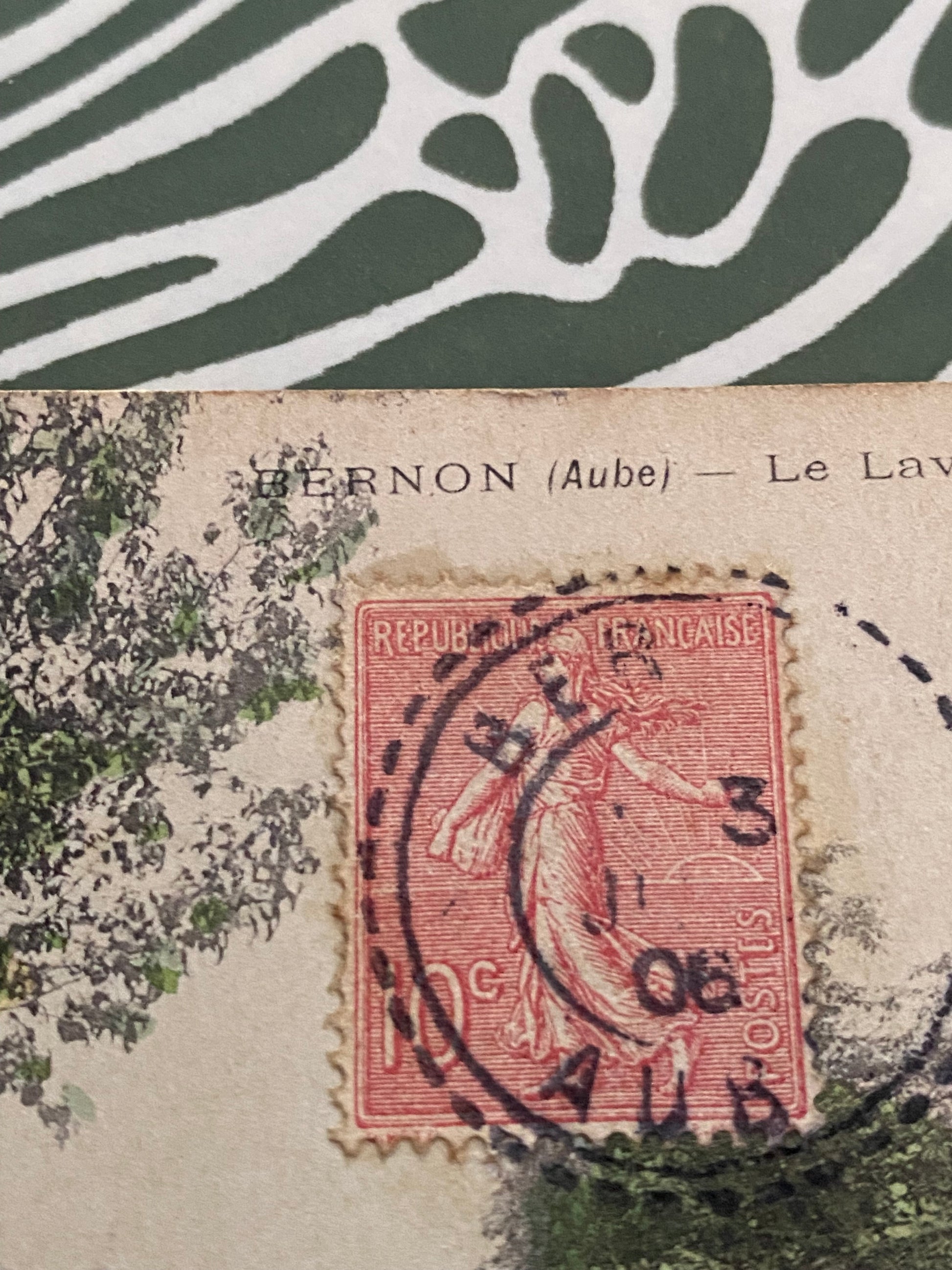 Carte postale ancienne Bernon. Le lavoir et les promenades. 1906