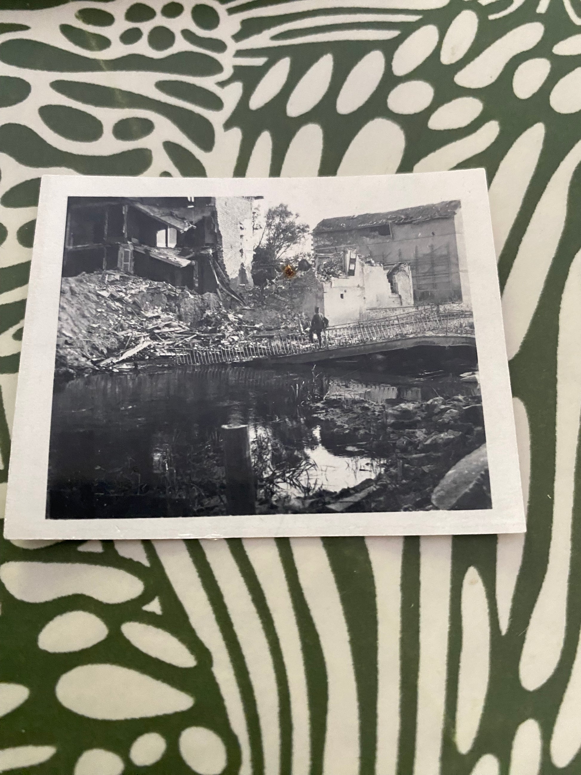 Petite photo ancienne. Soldat devant des ruines suite au bombardement